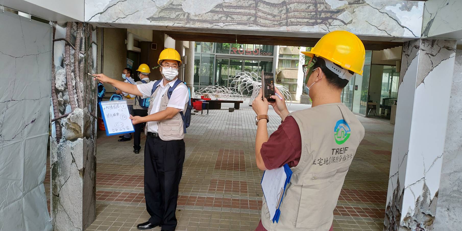 合格評估人員進行災損建築物評定演練