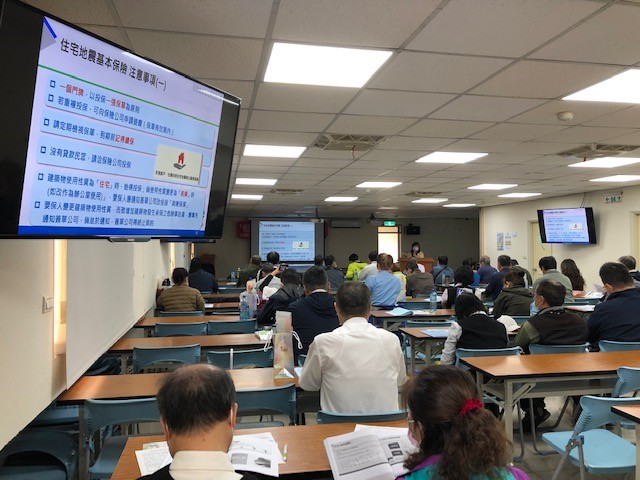 111.10.14民眾認真聆聽居家風險及住宅地震基本保險宣導活動