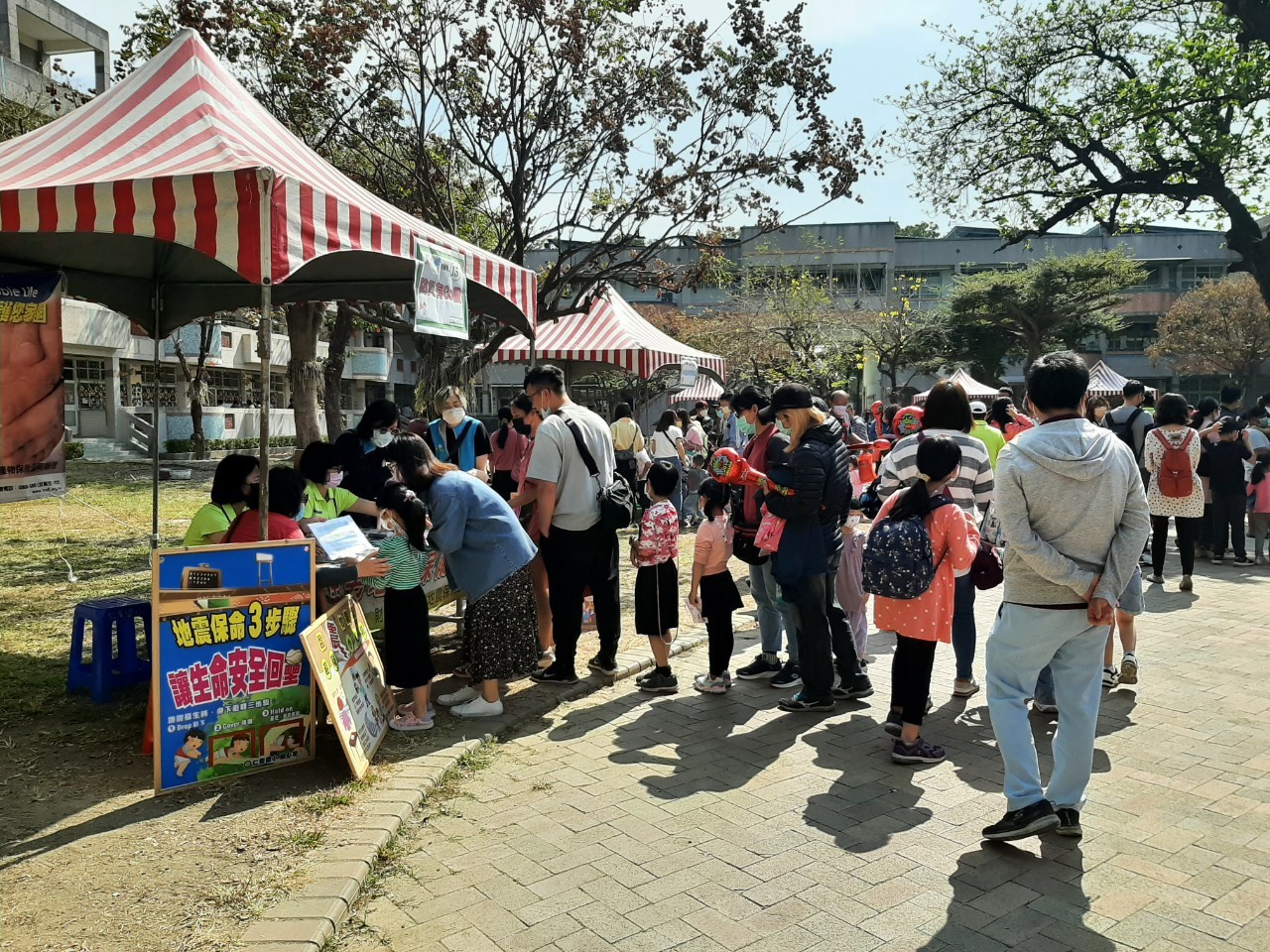 112.3.11於屏東市仁愛國小新生遊學樂暨防災宣導活動，小朋友與家長們共同參與活動，學習地震防災認知。