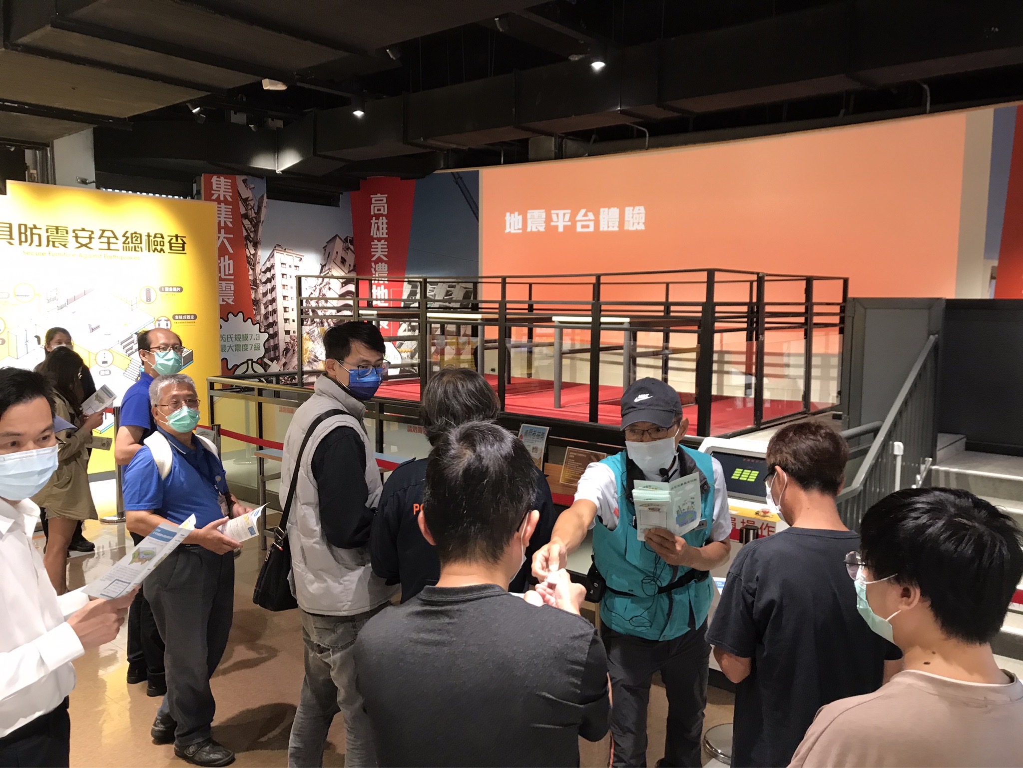 桃園防災館導覽人員向民眾宣導住宅地震保險，以提升地震防災意識及對住宅地震保險的認知。