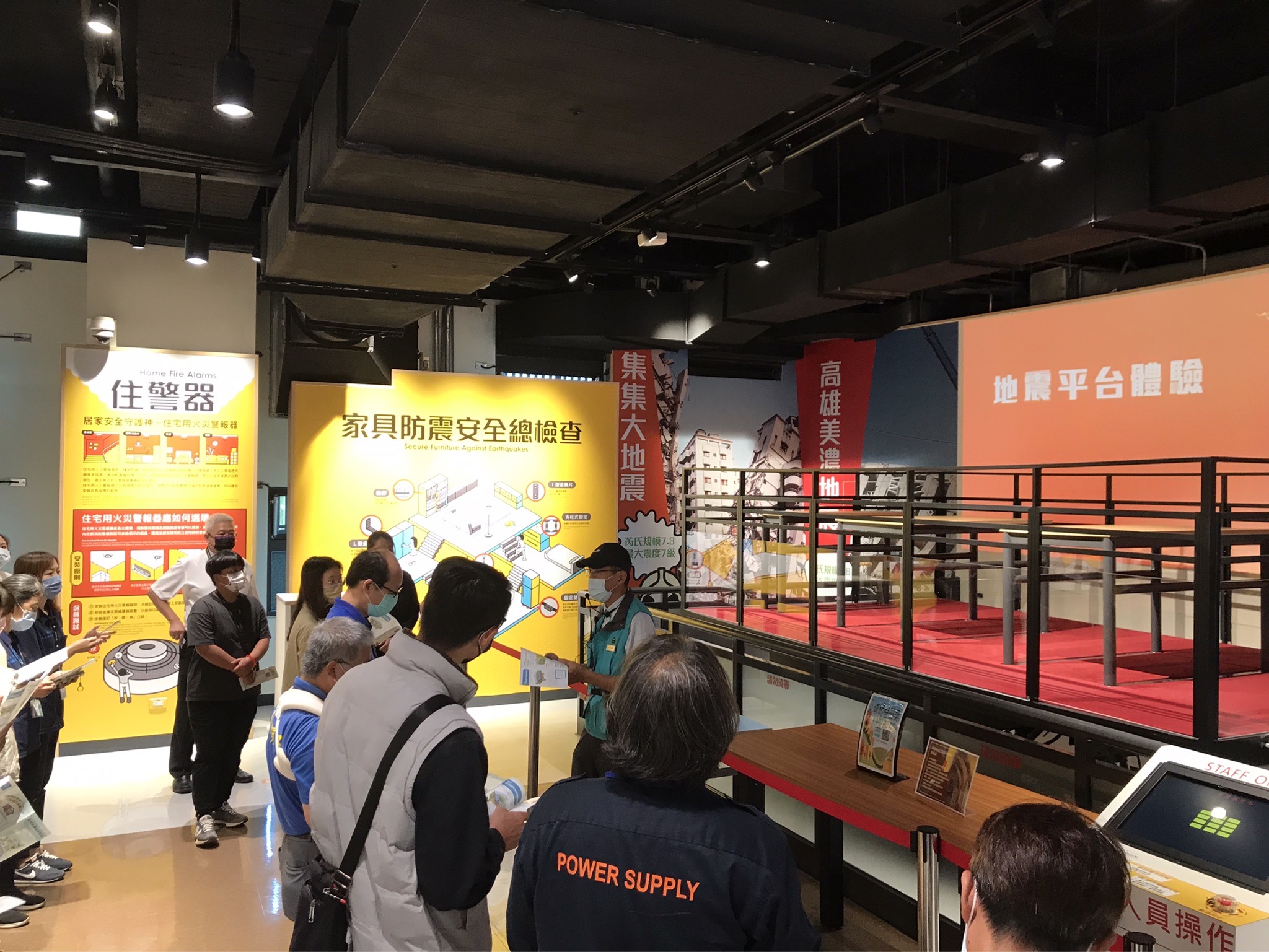 桃園防災館導覽人員向民眾宣導住宅地震保險，以提升地震防災意識及對住宅地震保險的認知。