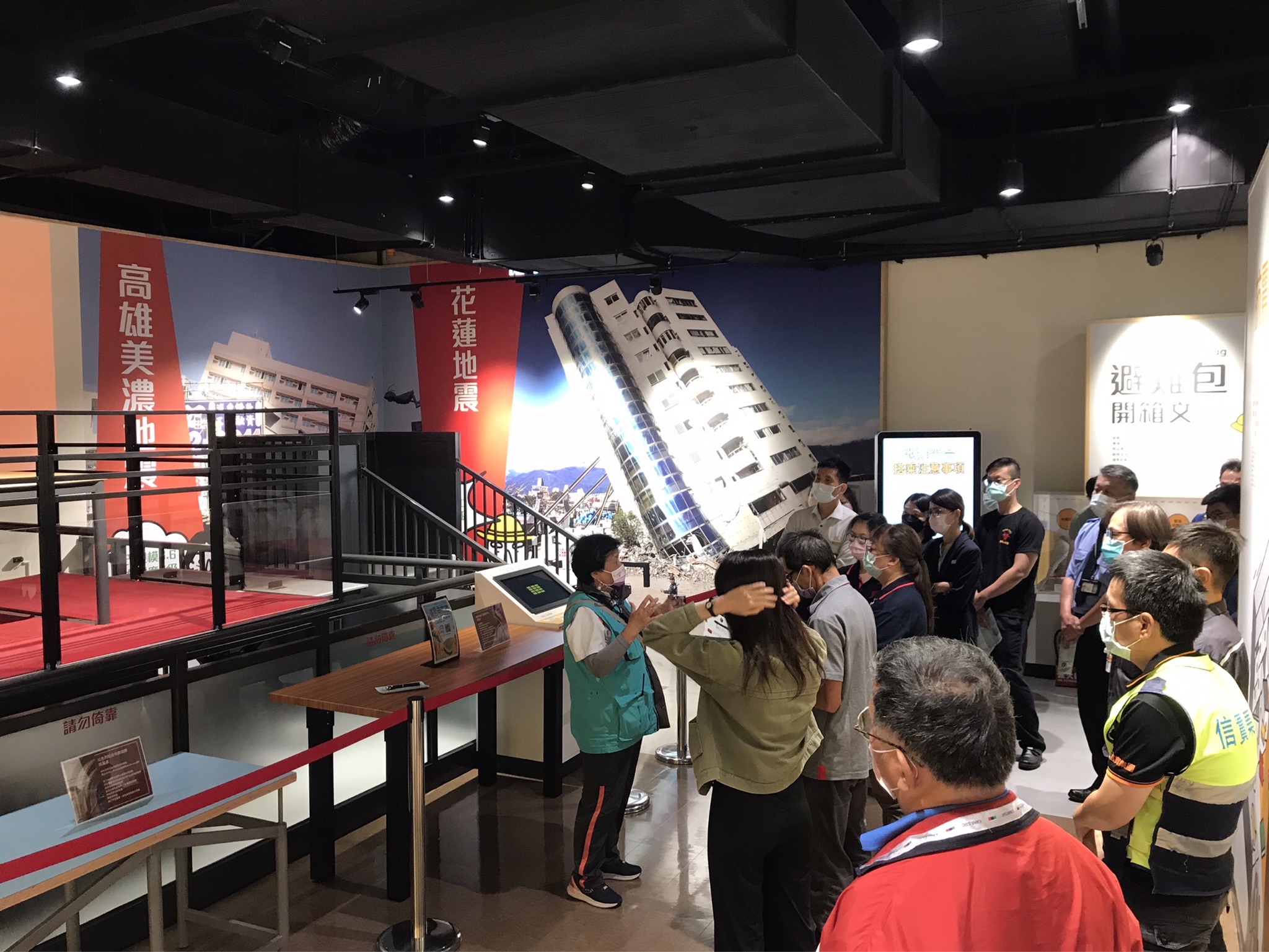 桃園防災館導覽人員向民眾宣導住宅地震保險，以提升地震防災意識及對住宅地震保險的認知。