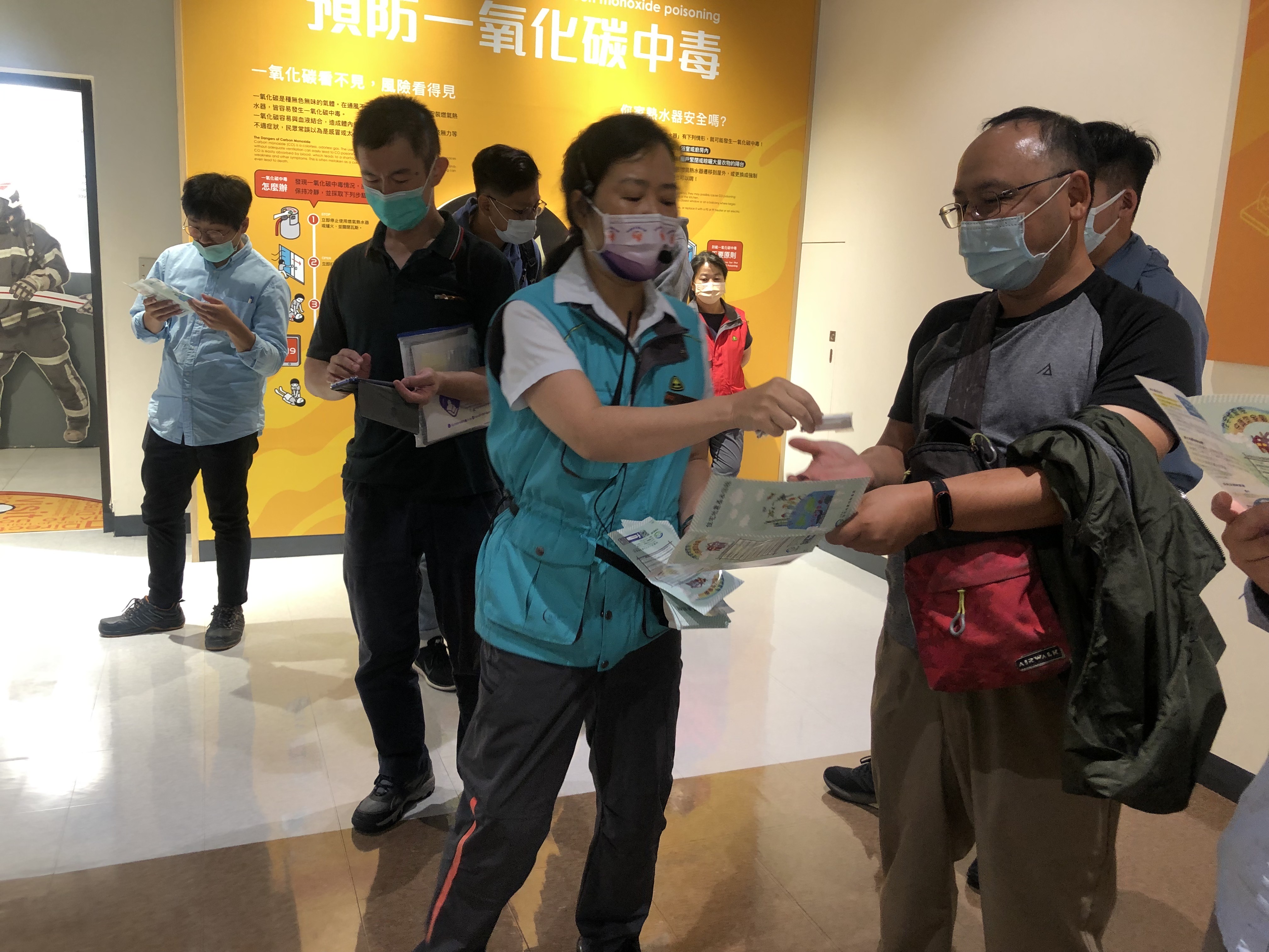 桃園防災館導覽人員向民眾宣導住宅地震保險，以提升地震防災意識及對住宅地震保險的認知。