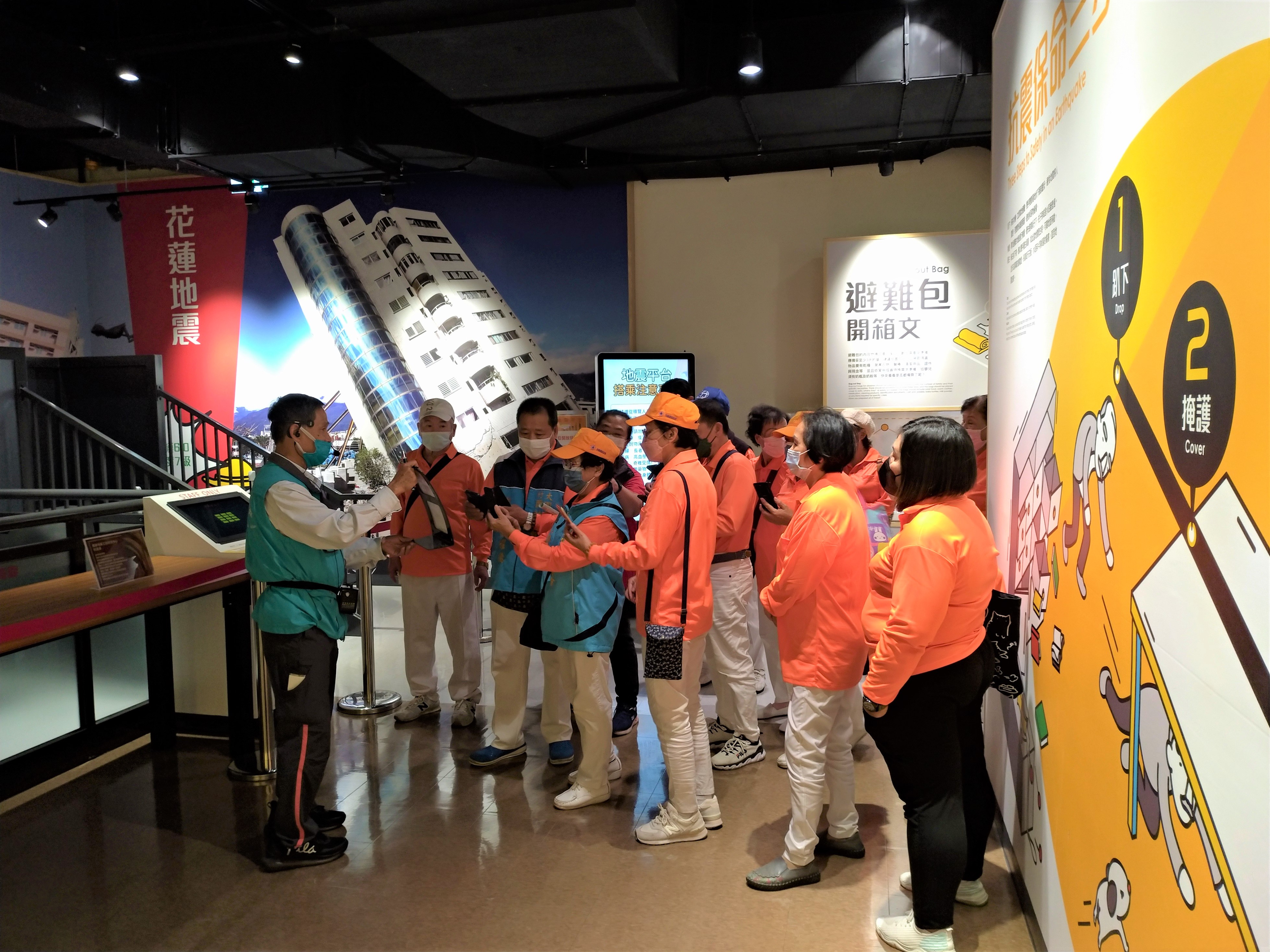 桃園防災館導覽人員向民眾宣導住宅地震保險，以提升地震防災意識及對住宅地震保險的認知。