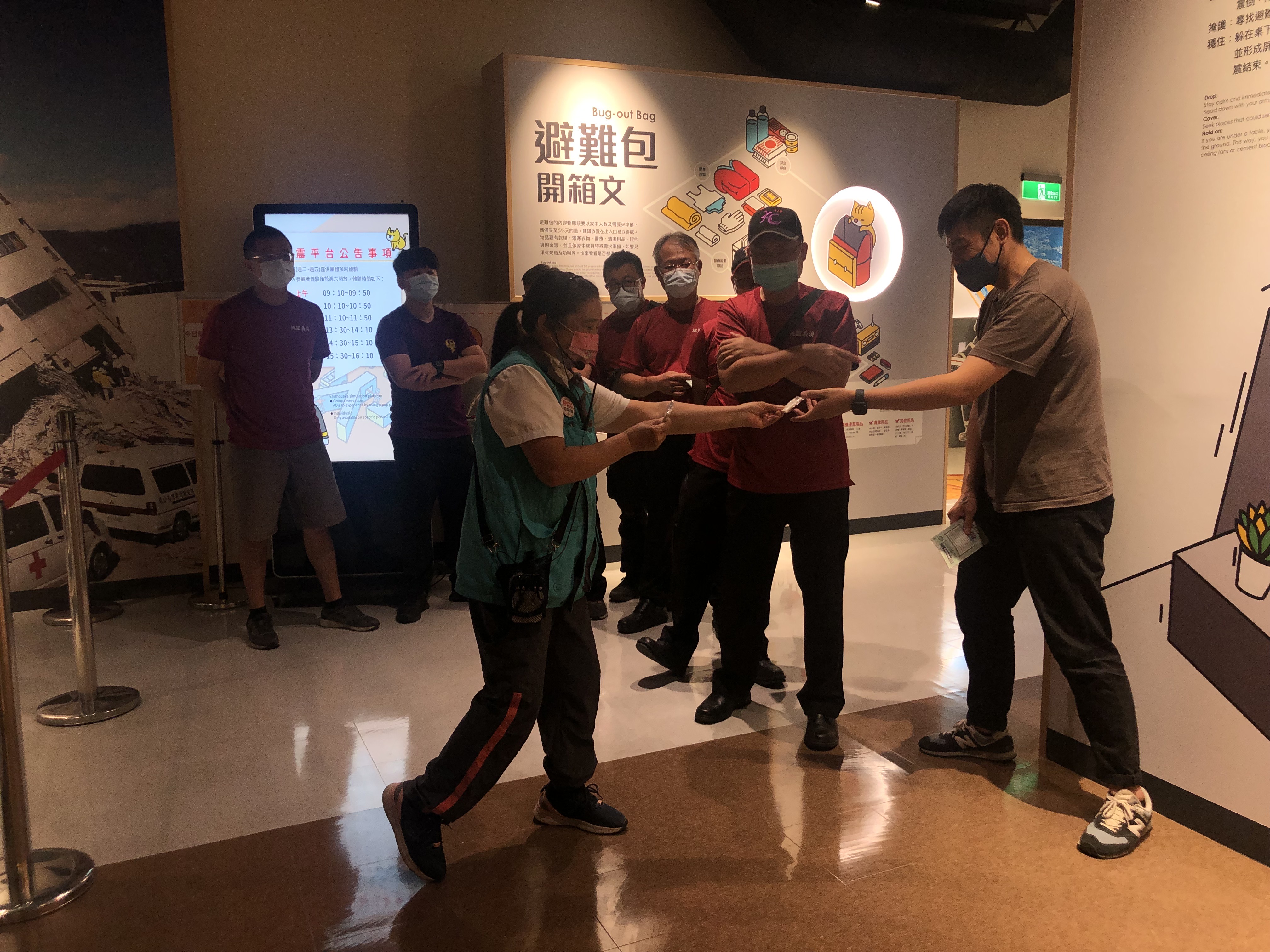 桃園防災館導覽人員向民眾宣導住宅地震保險，以提升地震防災意識及對住宅地震保險的認知。