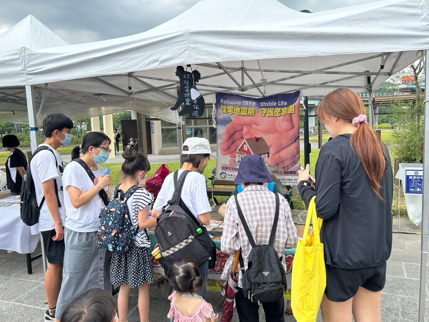 112.6.22端午節當天，台北市立動物園舉辦端午節百人立蛋新文化運動，吸引許多家長帶著小朋友參與此活動，本基金也進行住宅地震基本保險宣導，讓更多的民眾知道此政策性保險，進而為自家住宅購買保障。