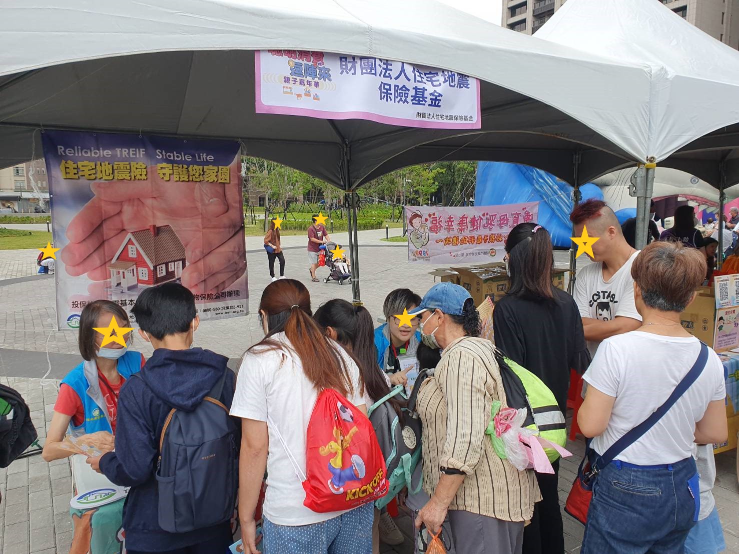 112.10.14本基金參與桃園市政府法務局舉辦的聰明消費逗陣來親子嘉年華活動，強化地震防災意識，更提醒民眾投保住宅地震基本保險及每年記得要續保，以降低地震所帶來的損失！