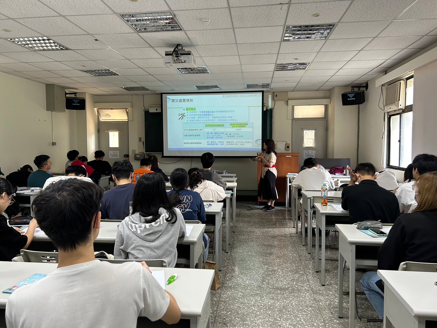 112.11.1本基金到淡江大學與大四的學生，進行居家風險與住宅地震基本保險的介紹，除讓大學生了解保險外，亦希望這些大學生未來有機會成為地震防災的一員，為防災盡一份心力！