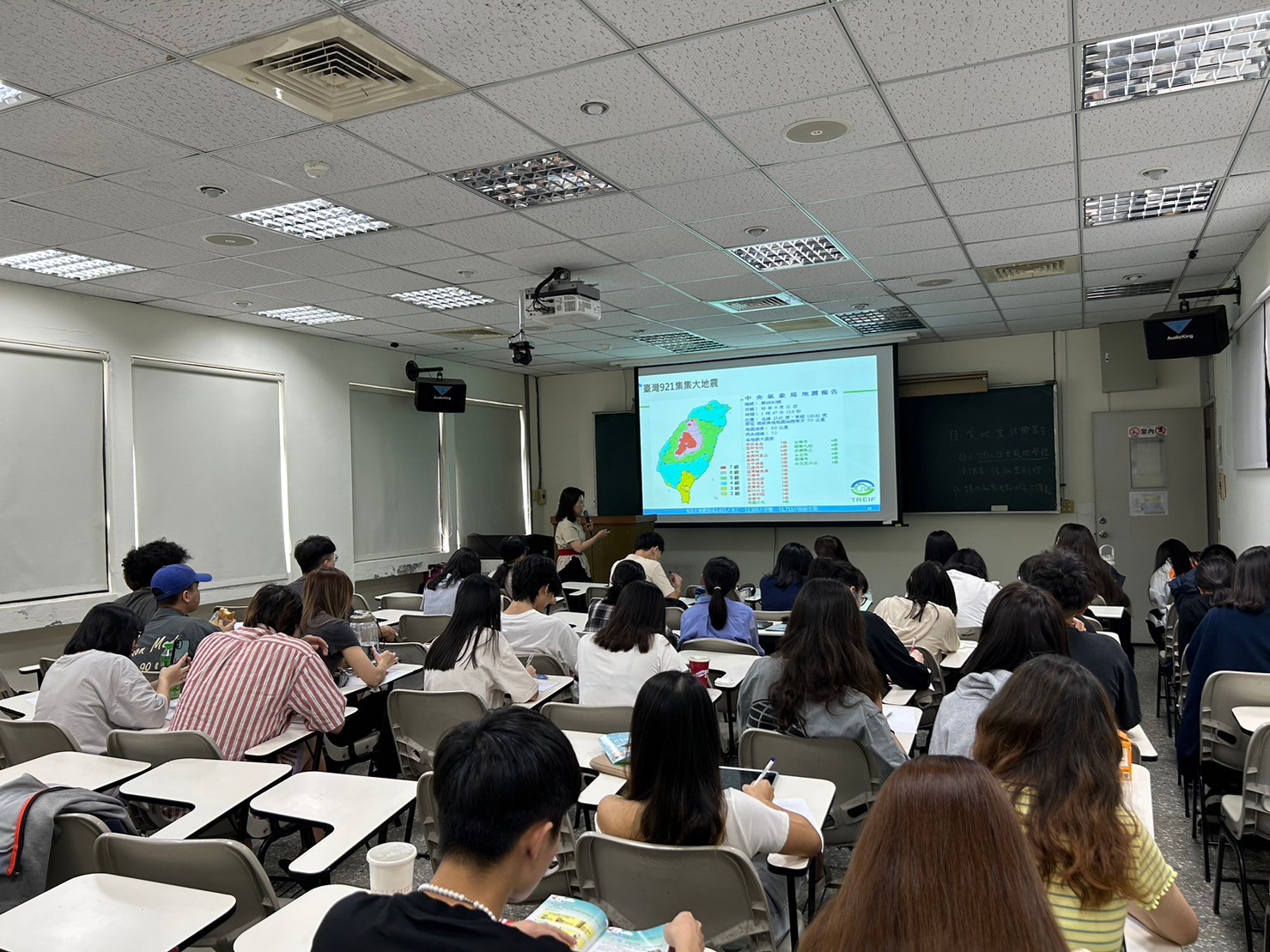 112.11.1本基金到淡江大學與大四的學生，進行居家風險與住宅地震基本保險的介紹，除讓大學生了解保險外，亦希望這些大學生未來有機會成為地震防災的一員，為防災盡一份心力！
