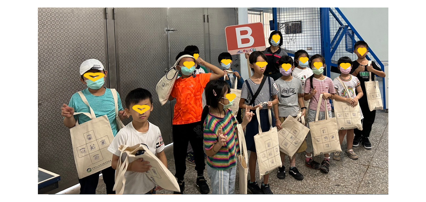 2023.11.11本基金參與彰化縣政府消防局防災教育日之防災小勇士活動，為達到寓教於樂的目的，本基金將緊急避難包的5大類的內容物設計為印章形式，讓小勇士們以蓋章的方式，學習並知悉緊急避難包中，可以放那些東西，期待小勇士們知悉後，將準備緊急避難包的觀念，帶回家庭，讓防災觀念，由「學校」帶回「家庭」的每一成員，讓每個家庭成員都可擁有一個專屬的緊急避難包。