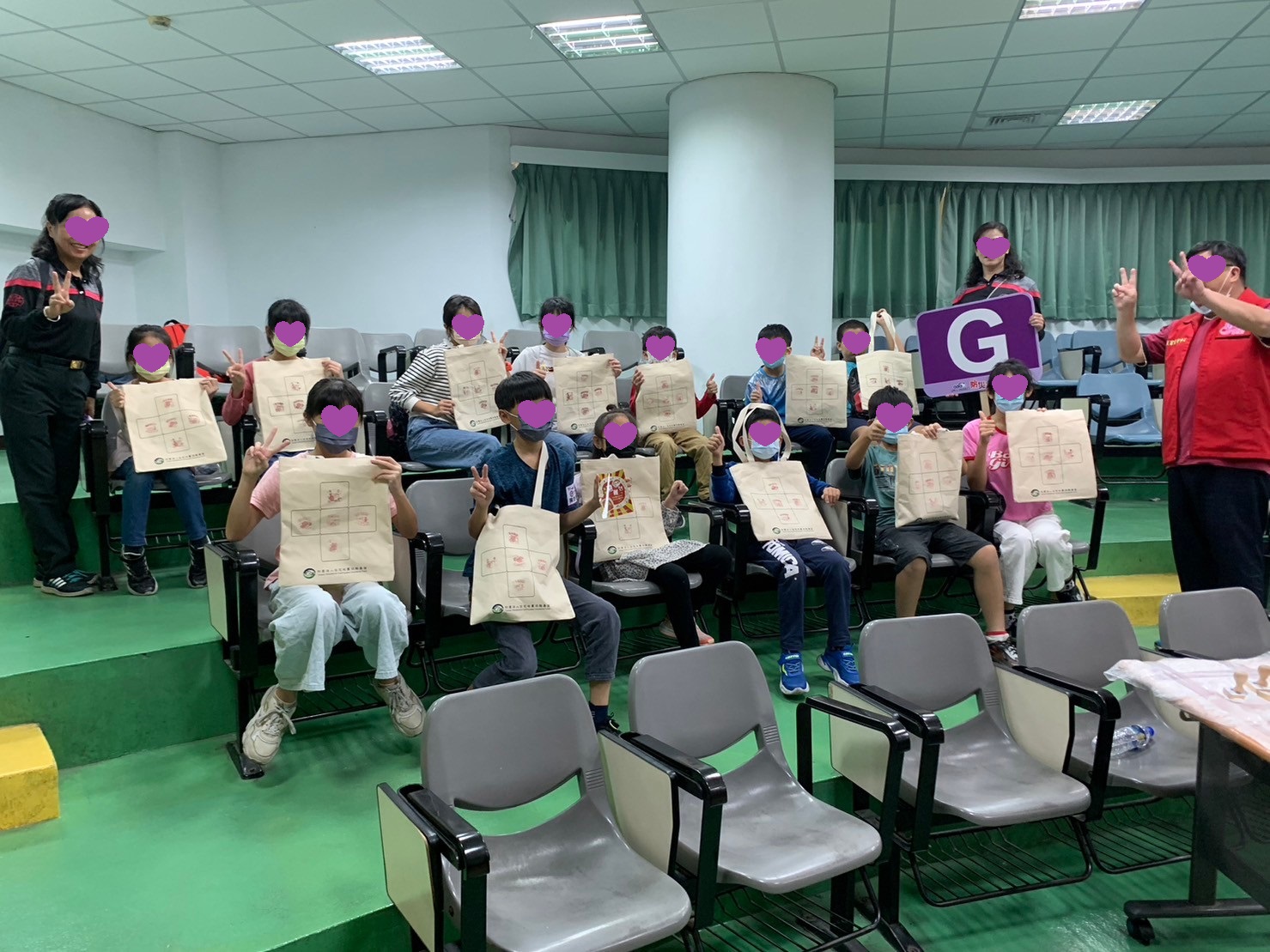 2023.11.25本基金參與彰化縣政府消防局防災教育日之防災小勇士活動，為達到寓教於樂的目的，本基金將緊急避難包的5大類的內容物設計為印章形式，讓小勇士們以蓋章的方式，學習並知悉緊急避難包中，可以放那些東西，期待小勇士們知悉後，將準備緊急避難包的觀念，帶回家庭，讓防災觀念，由「學校」帶回「家庭」的每一成員，讓每個家庭成員都可擁有一個專屬的緊急避難包。