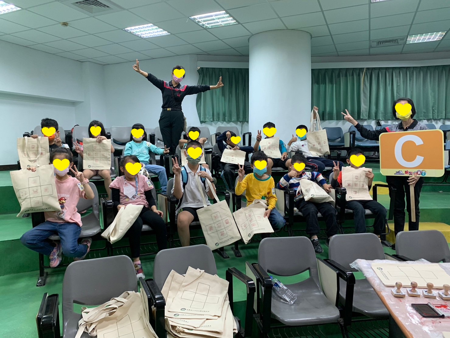 2023.11.25本基金參與彰化縣政府消防局防災教育日之防災小勇士活動，為達到寓教於樂的目的，本基金將緊急避難包的5大類的內容物設計為印章形式，讓小勇士們以蓋章的方式，學習並知悉緊急避難包中，可以放那些東西，期待小勇士們知悉後，將準備緊急避難包的觀念，帶回家庭，讓防災觀念，由「學校」帶回「家庭」的每一成員，讓每個家庭成員都可擁有一個專屬的緊急避難包。