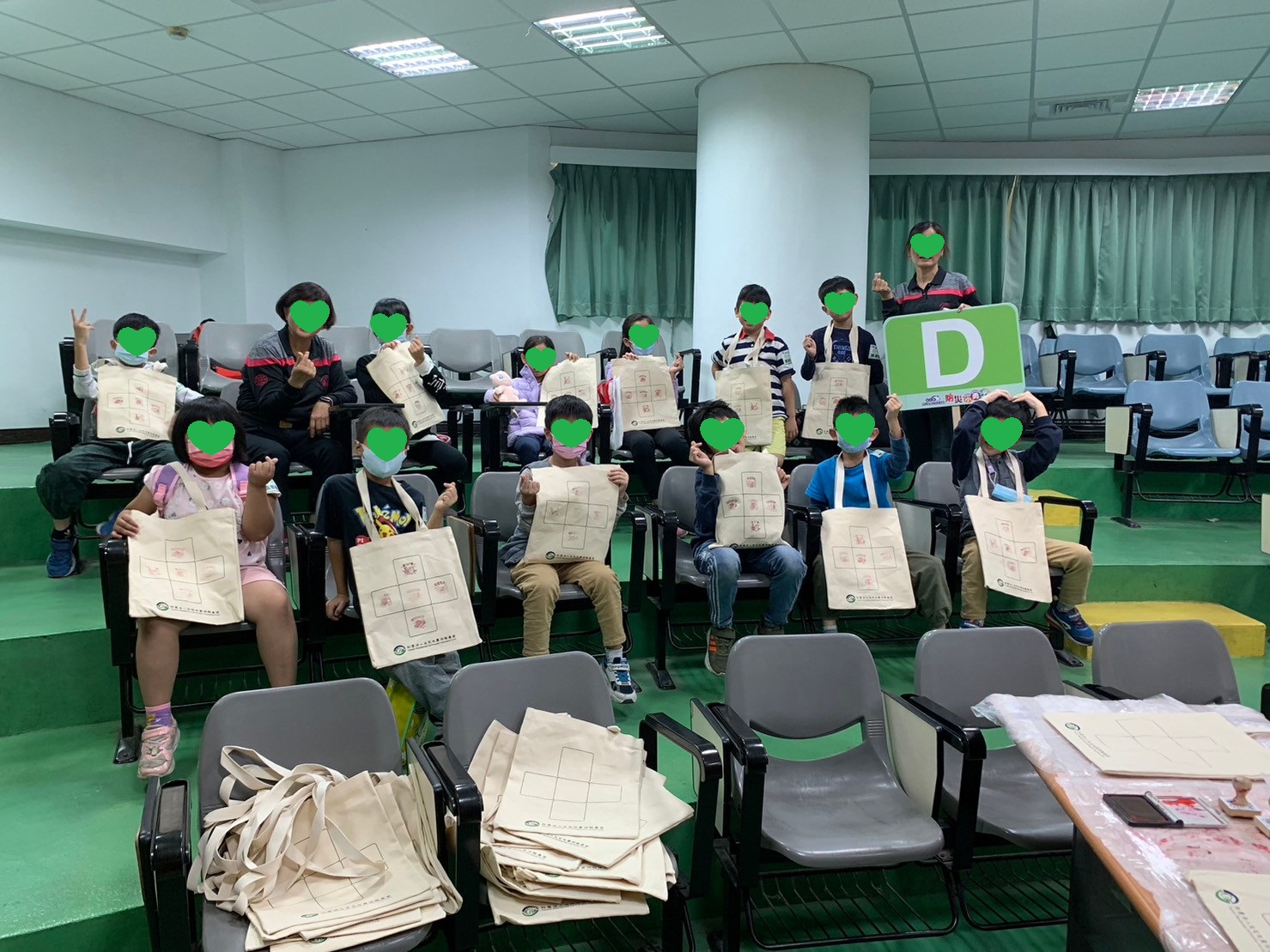 2023.11.25本基金參與彰化縣政府消防局防災教育日之防災小勇士活動，為達到寓教於樂的目的，本基金將緊急避難包的5大類的內容物設計為印章形式，讓小勇士們以蓋章的方式，學習並知悉緊急避難包中，可以放那些東西，期待小勇士們知悉後，將準備緊急避難包的觀念，帶回家庭，讓防災觀念，由「學校」帶回「家庭」的每一成員，讓每個家庭成員都可擁有一個專屬的緊急避難包。