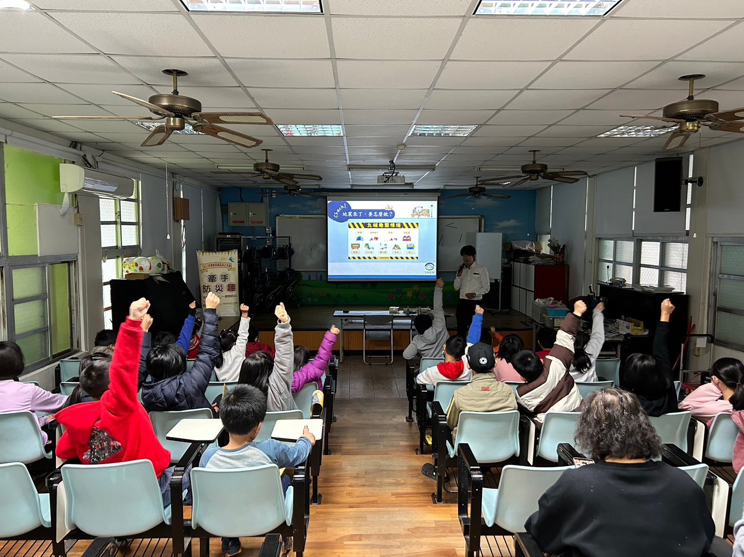 本基金於1/22到風光明媚的南投日月潭的頭社國小宣導，將住宅地震險及防災之風險意識，讓國家未來的主人翁們從小養成。主人翁們也非常認真的上課並踴躍的與老師互動及搶答！