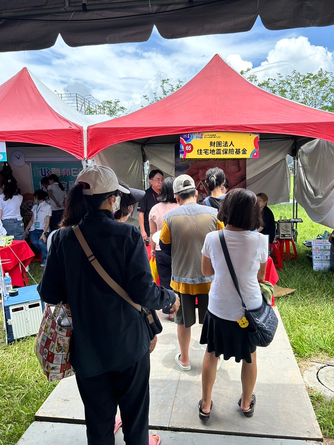 113.6.15金融服務愛心公益嘉年華(台南場)，透過遊戲互動，強化民眾地震防災意識，同時提醒民眾投保住宅地震基本保險，降低地震所帶來的風險與損失！