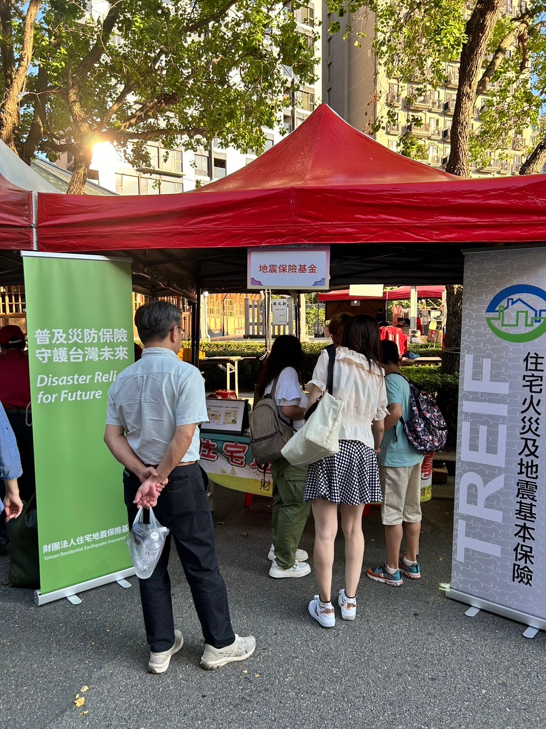 本基金7/5前往臺北市北投七星公園宣導，從下午持續到晚間，吸引許多在地民眾前往探詢，期望透過宣導可以提升社區民眾防災風險意識，為自己的住家多準備一層保障。