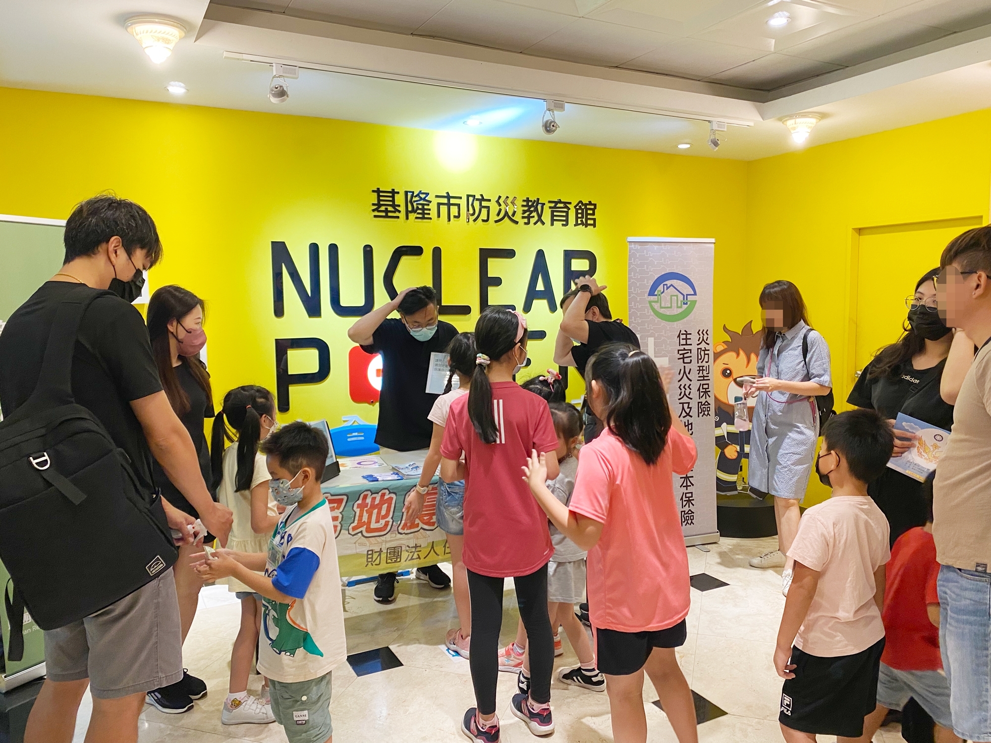 本基金於7/27上午參與基隆市消防局舉辦之113年度暑期親子消防體驗營，小朋友們認真參與防災問答活動，家長們也一同吸收防災知識！