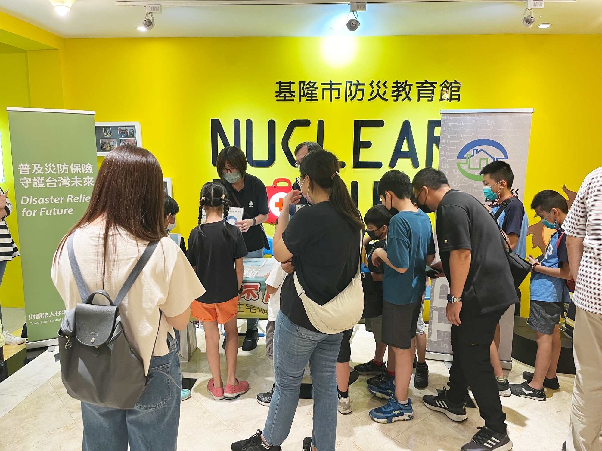 本基金於7/27上午參與基隆市消防局舉辦之113年度暑期親子消防體驗營，小朋友排隊等待挑戰防災問答！