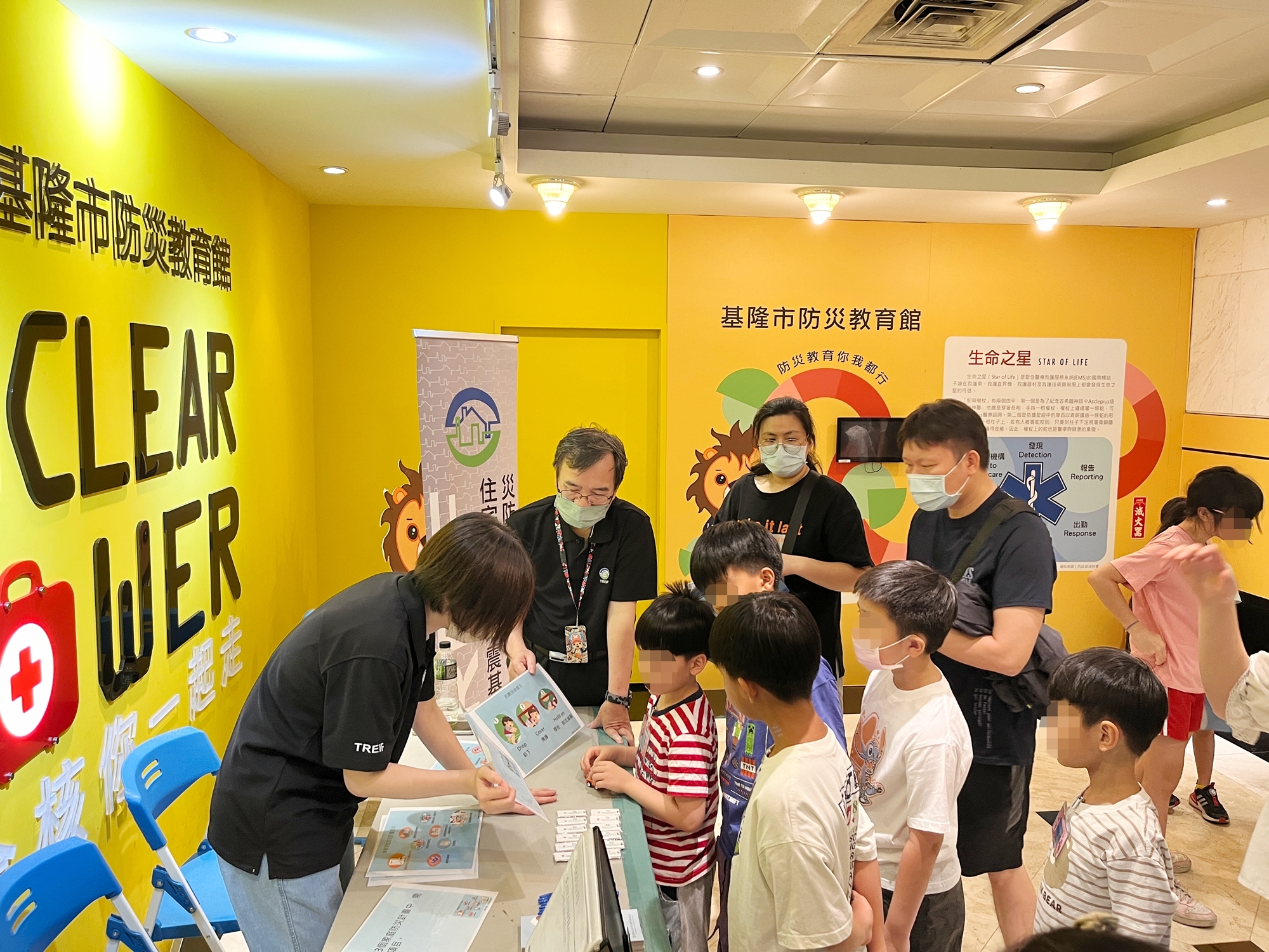 本基金於7/27下午參與基隆市消防局舉辦之113年度暑期親子消防體驗營，每位小朋友都認真參與防災問答，家長也一同吸收防災知識！