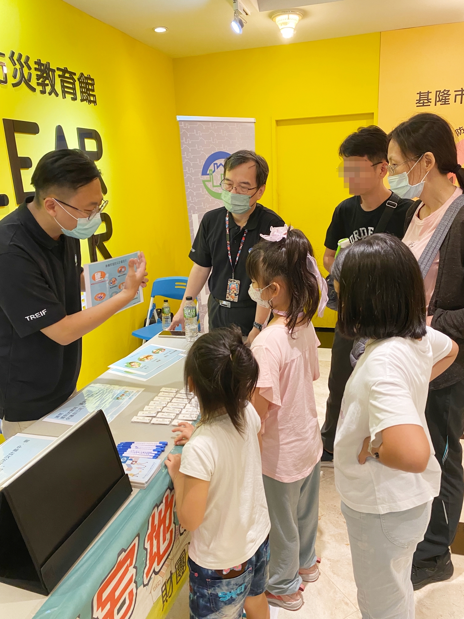 本基金於7/27下午參與基隆市消防局舉辦之113年度暑期親子消防體驗營，宣導人員傳達家庭防災計畫的重要性，小朋友與家長都非常認真的學習，回答問題時表現得非常棒！