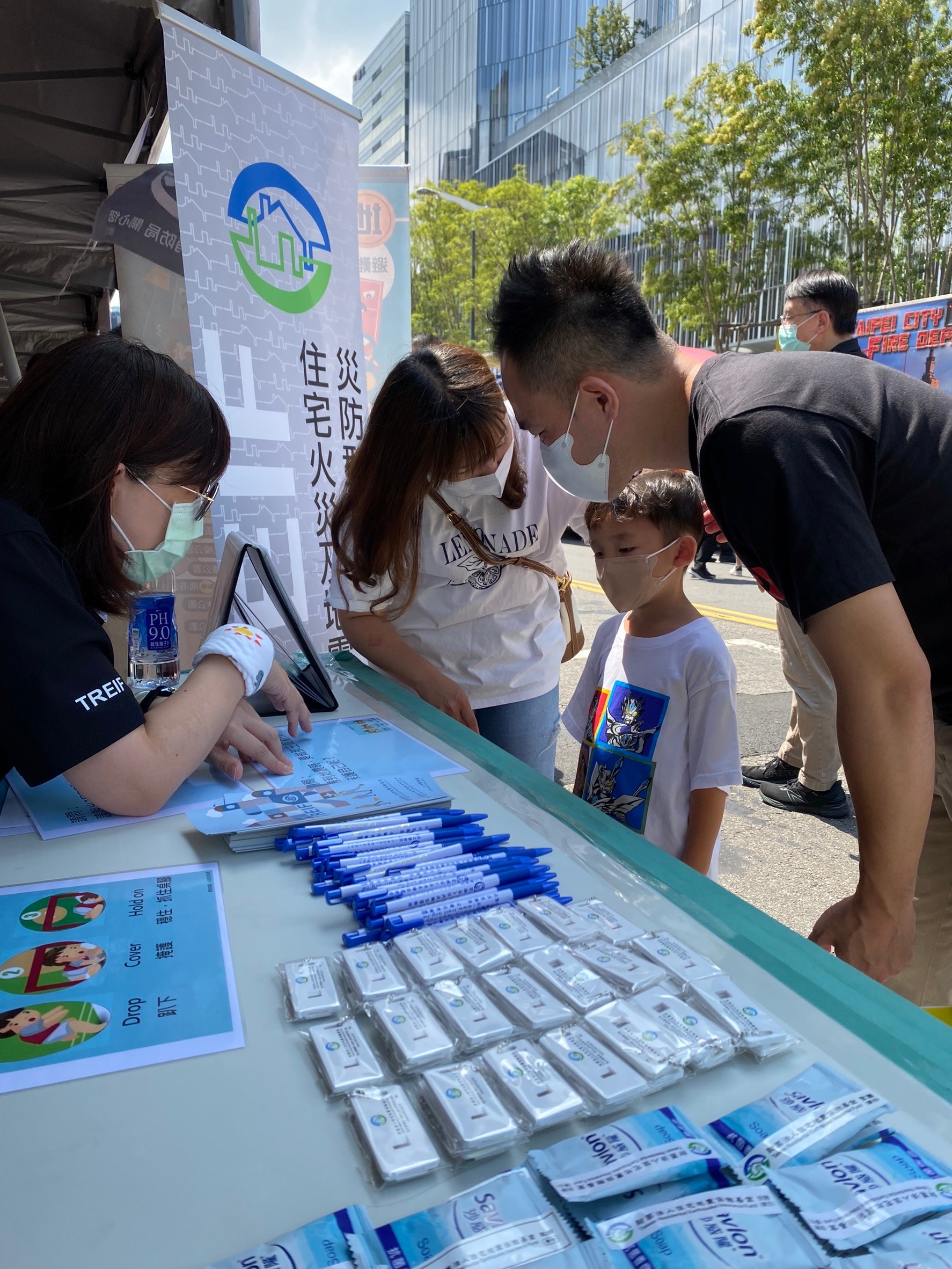 113/8/24臺北市中正區社區防災園遊會，正逢暑假，許多家長帶著小朋友一同參與防災園遊會，從小培養正確防災觀念！