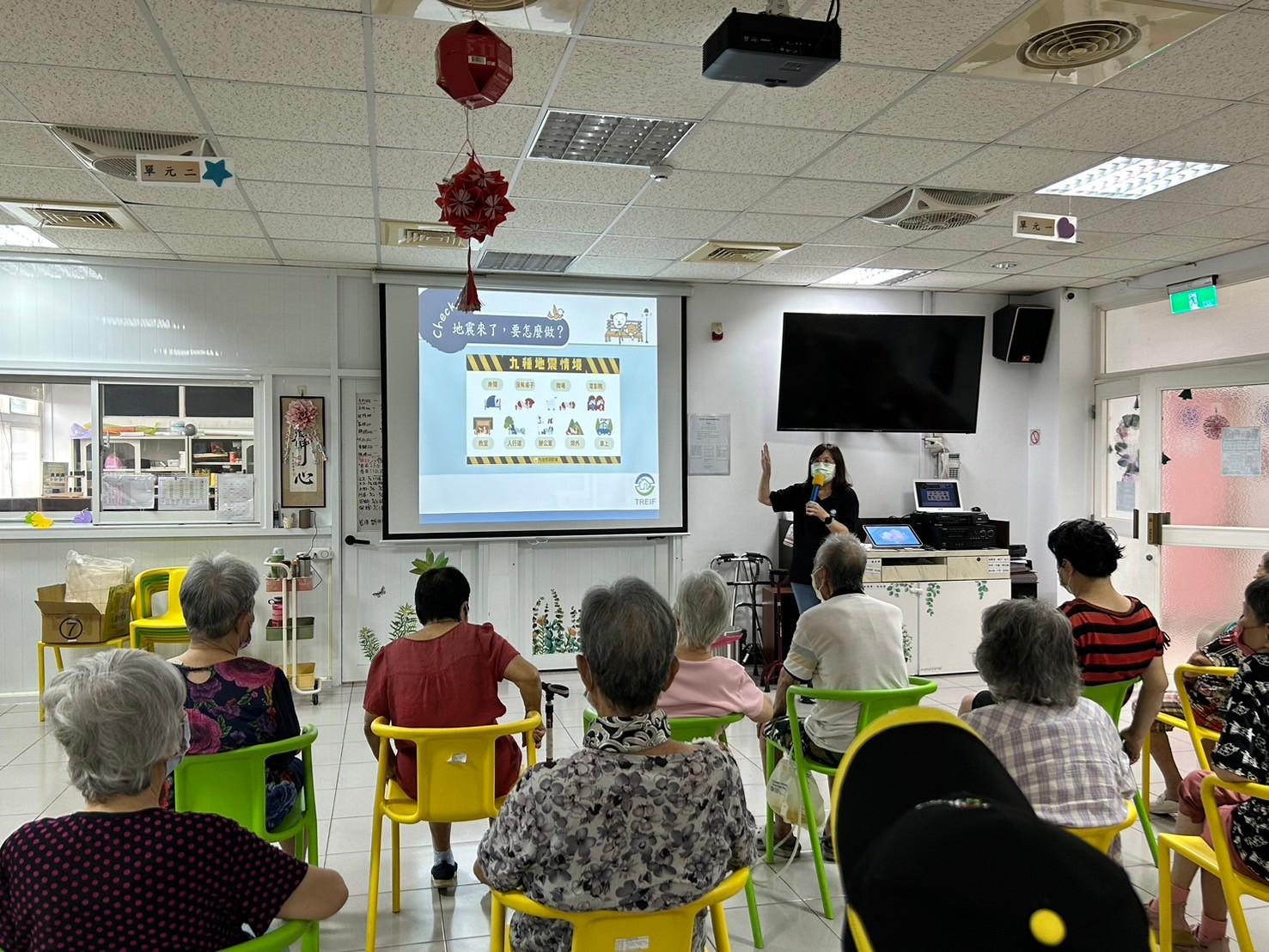 8/30本基金到台南長園日照中心進行住宅火災及地震基本保險宣導，長者們認真的學習地震防災知識，期待地震災害發生時，都可以保護自己的安全。