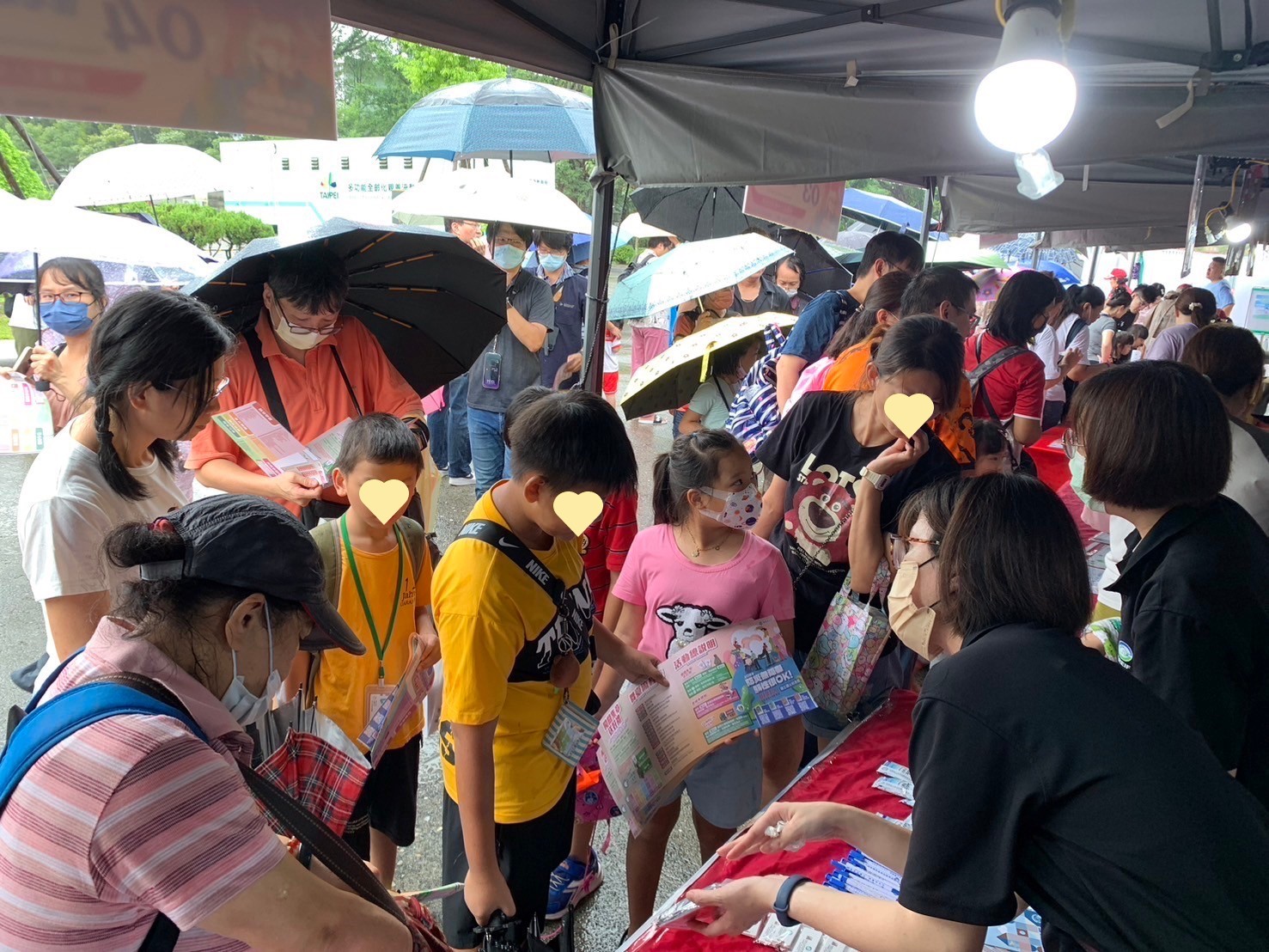 本基金參與臺北市政府消防局113年「國家防災日」防災教育宣導活動，許多家長帶著小朋友一同參與，不畏雨勢，熱情的學習與互動。
