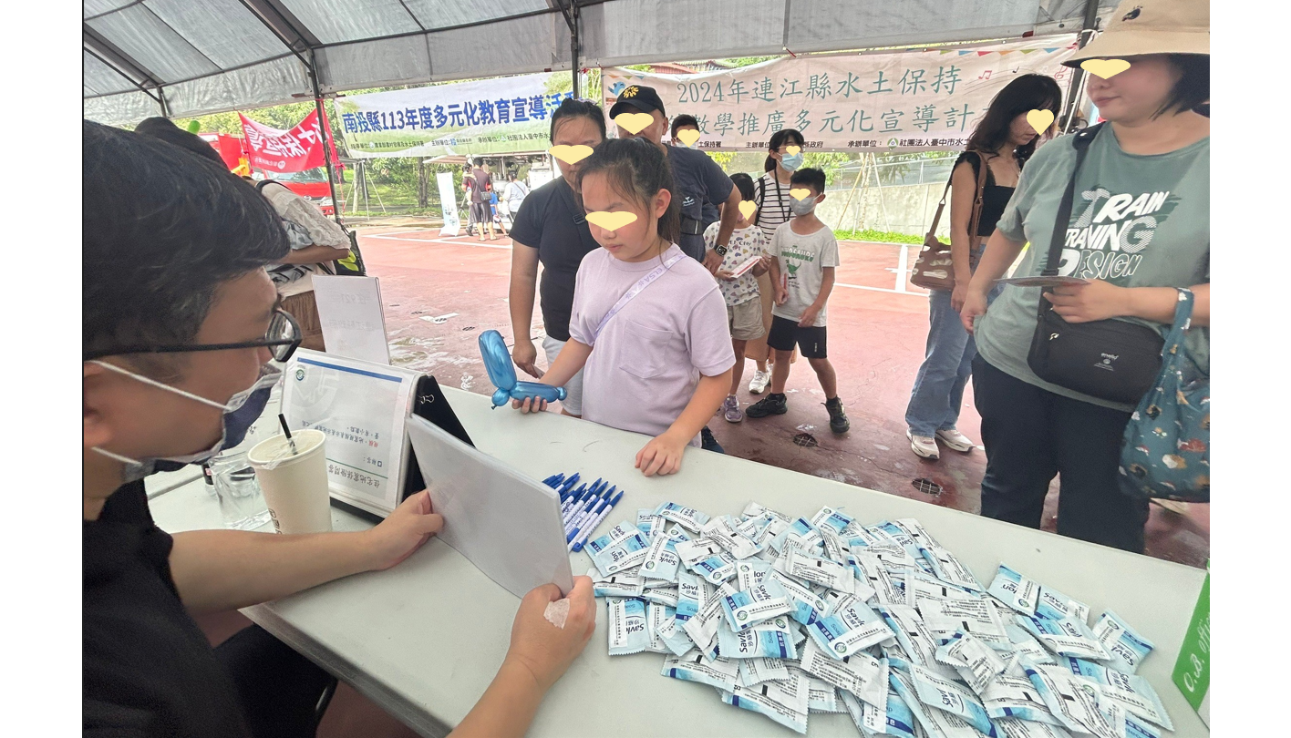 親子熱情參與防災宣導，學習防災知識，並落實到生活中。