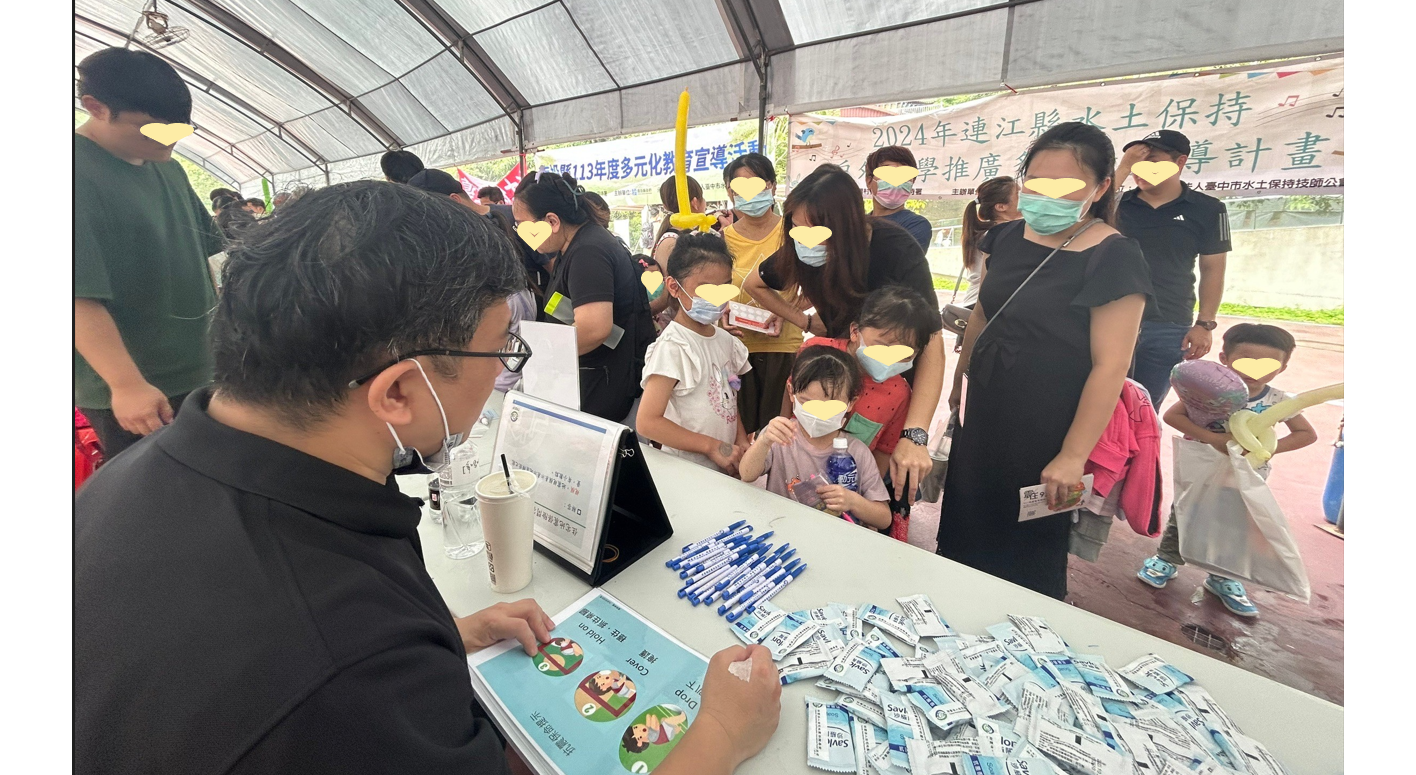 親子們共同參與國家防災日宣導活動，讓防災活動落實到每個家庭成員。