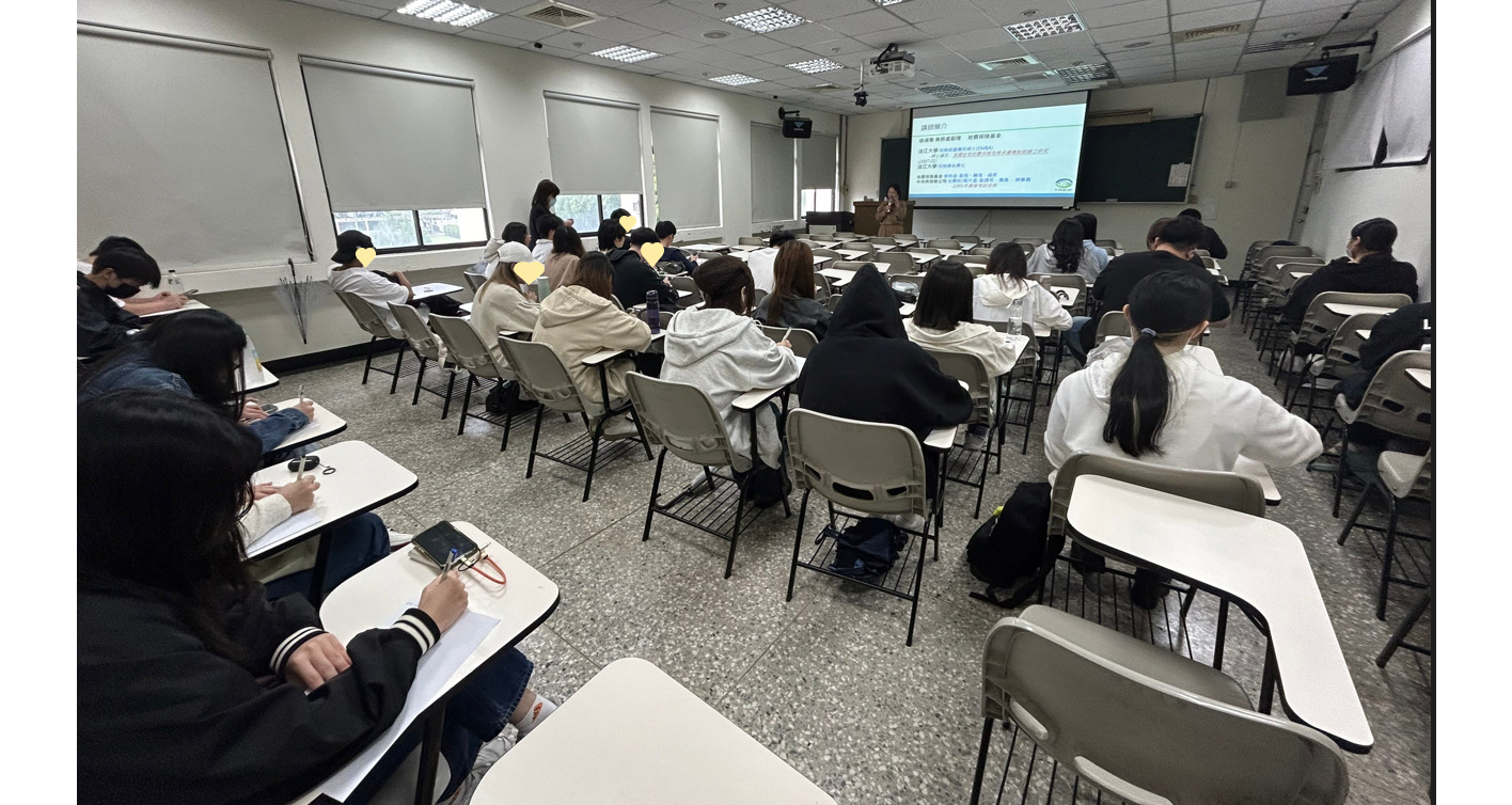 淡江大學風險管理與保險學系大四學生們專注學習，期待更多保險學子們，未來可以投入保險行列！