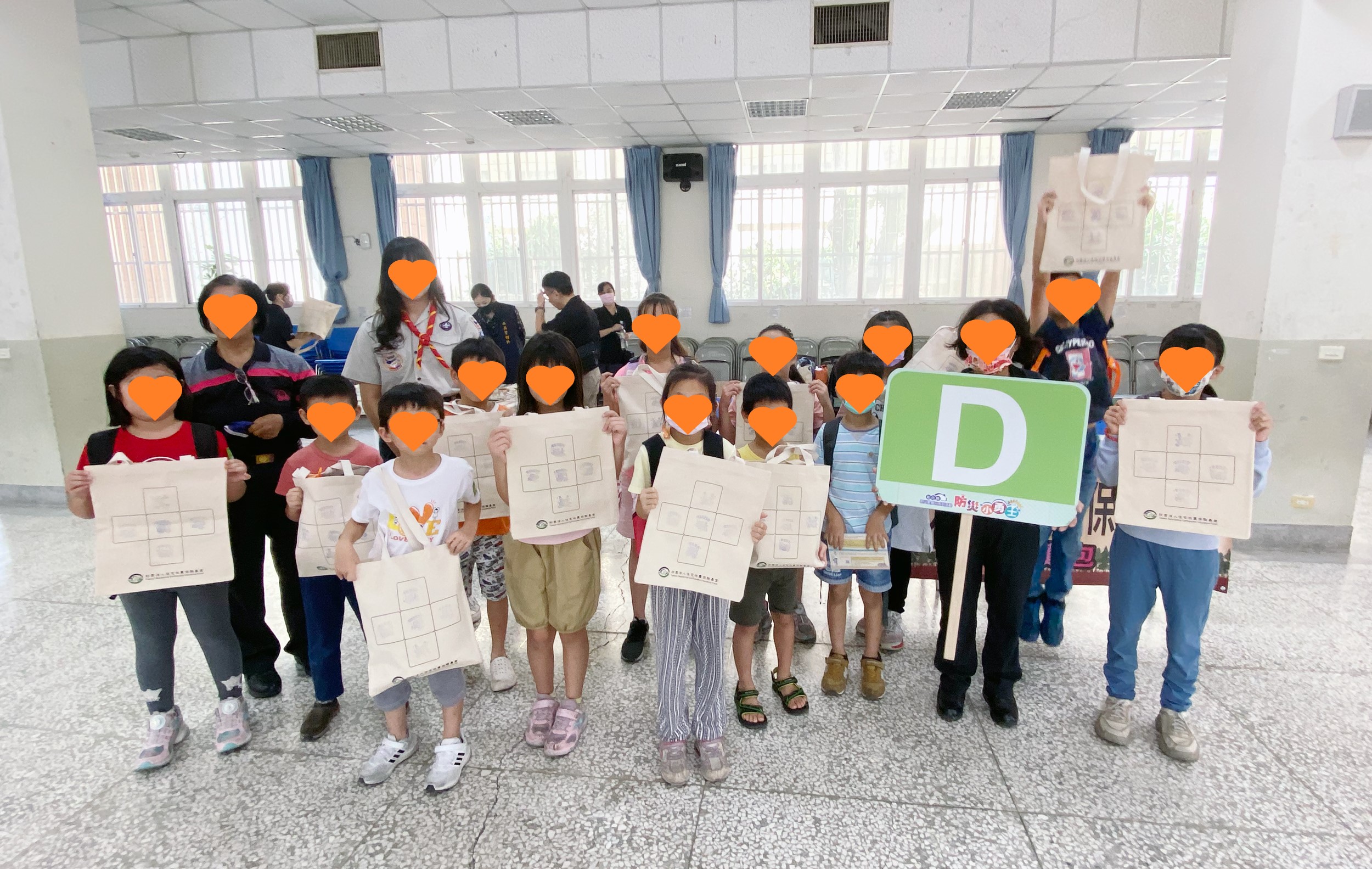 2024.11.09本基金參與彰化縣政府消防局防災教育日「防災小勇士」活動，宣導緊急避難包的重要性，為了讓學童簡單易學，本基金將緊急避難包的5大類的內容物設計為印章形式，讓小勇士們用蓋章的方式，學習並知悉緊急避難包中需要放哪些物資，並將準備緊急避難包的觀念帶回家庭，讓家中每個成員都能吸收到防災知識。