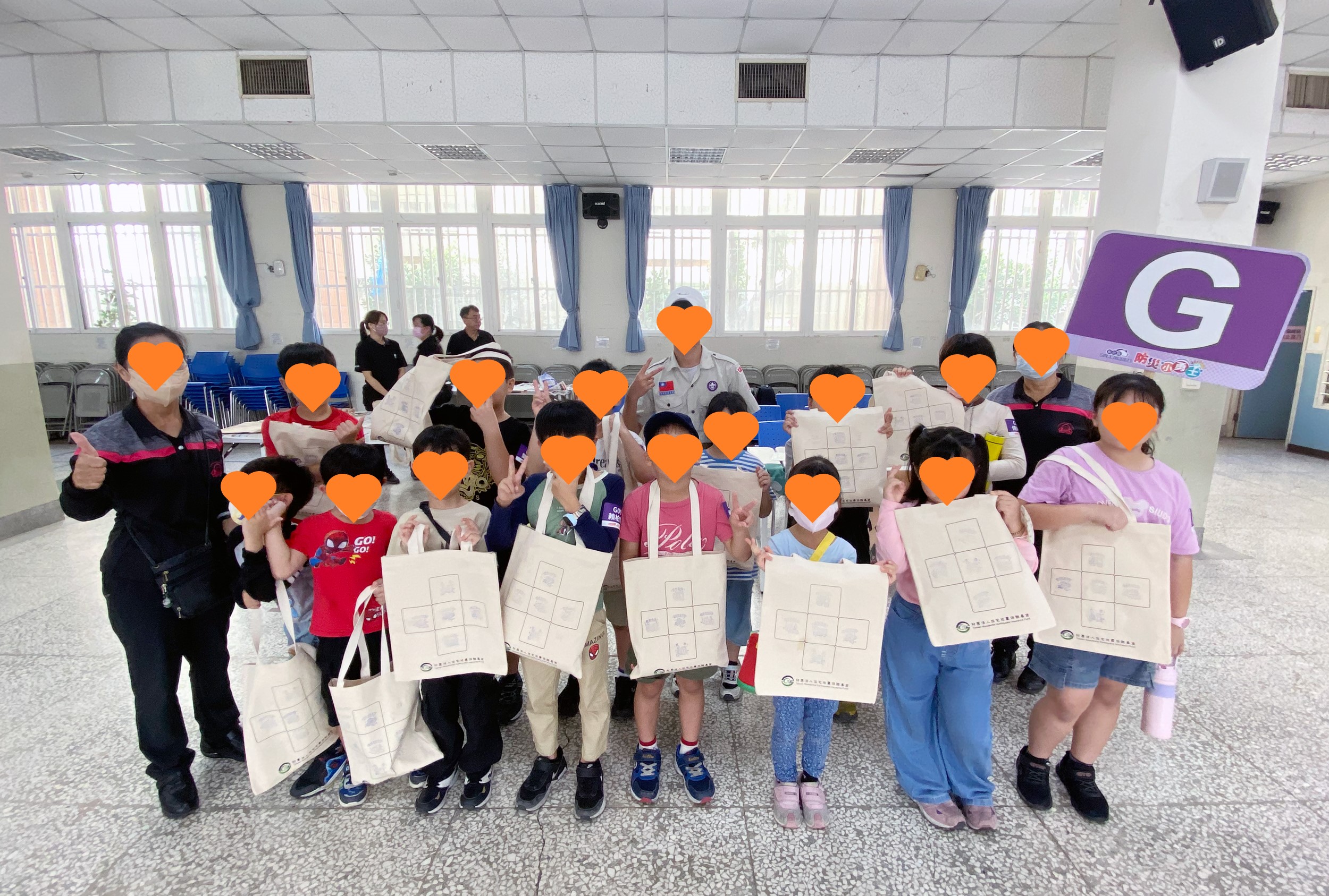 2024.11.09本基金參與彰化縣政府消防局防災教育日「防災小勇士」活動，宣導緊急避難包的重要性，為了讓學童簡單易學，本基金將緊急避難包的5大類的內容物設計為印章形式，讓小勇士們用蓋章的方式，學習並知悉緊急避難包中需要放哪些物資，並將準備緊急避難包的觀念帶回家庭，讓家中每個成員都能吸收到防災知識。