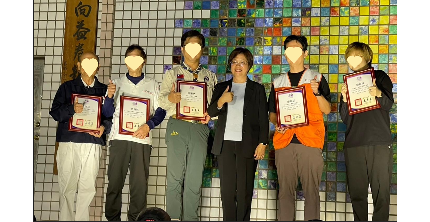 彰化縣長頒發感謝狀予住宅地震保險基金及其他參與113年防災教育日-災民夜宿體驗活動之宣導單位。