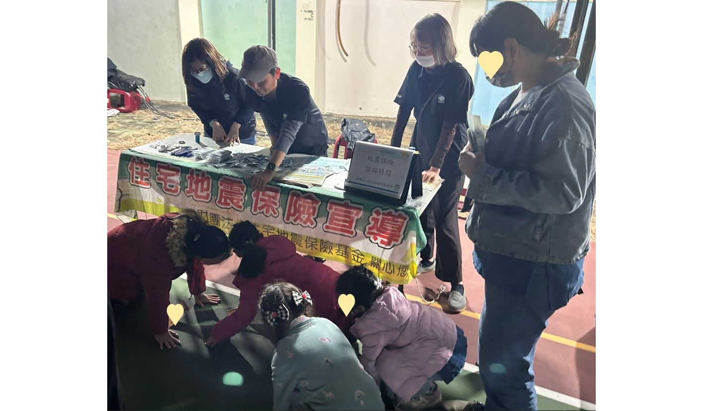 民眾參與本基金宣導活動，實際演練地震保命三步驟：「趴下、掩護、穩住」，當地震災害發生時，可以及時保護自己安全！