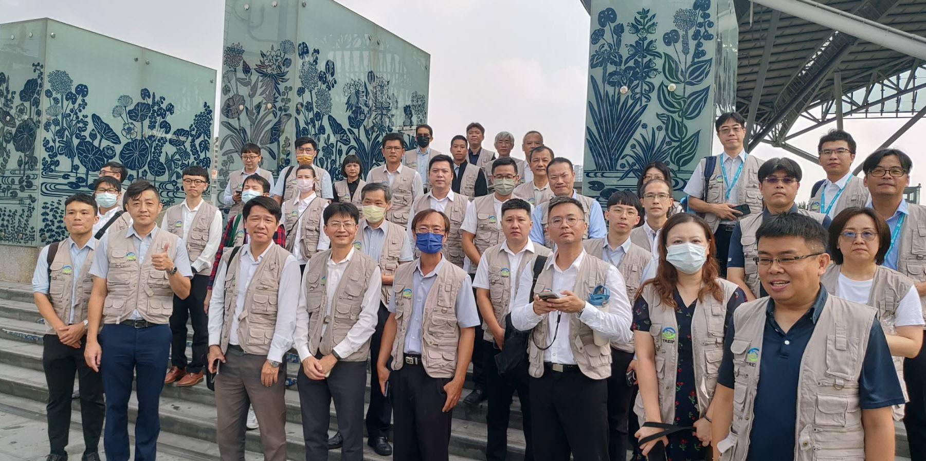 合格評估人員攜帶評定裝備執行無預警調度之實地報到測試合影