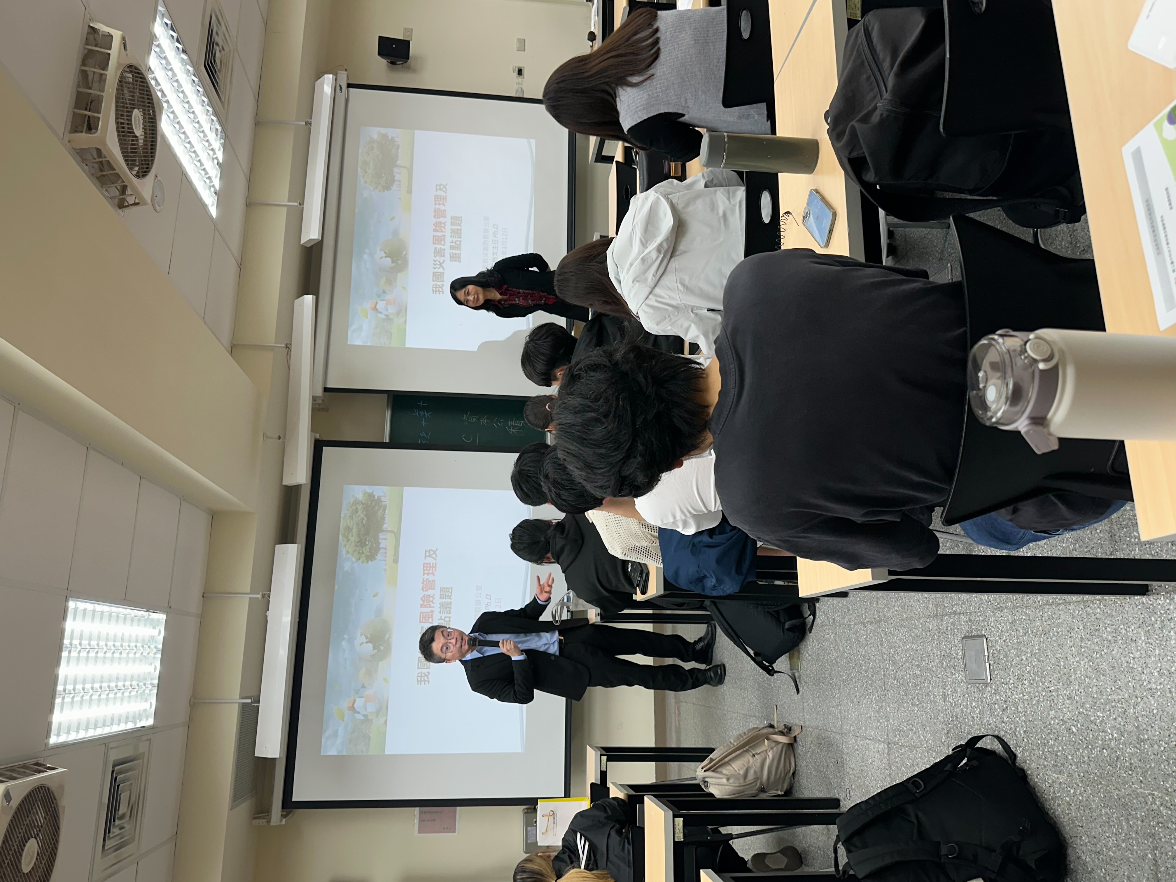 國立臺中科技大學商學院李國瑋院長，介紹講師行政院災害防救辦公室王怡文主任。