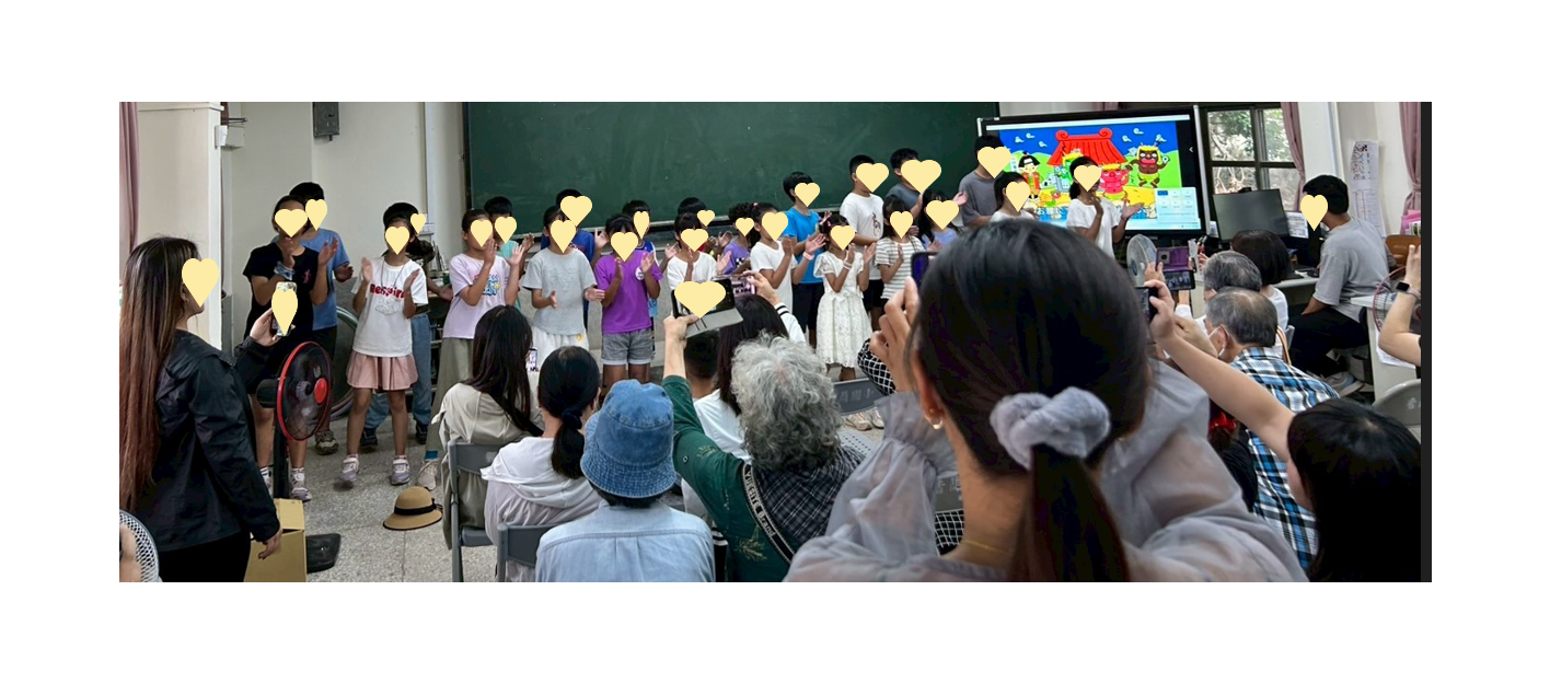 臺東太麻里香蘭國小學生們，以日語、阿美族語、客語等歌曲表演，傳頌對母親的感謝與愛。