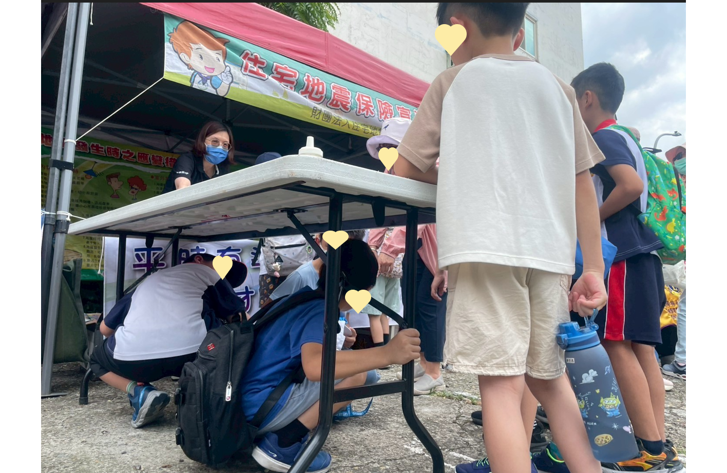 透由實際演練「地震保命3步驟」，當地震發生時，可以保護自己。