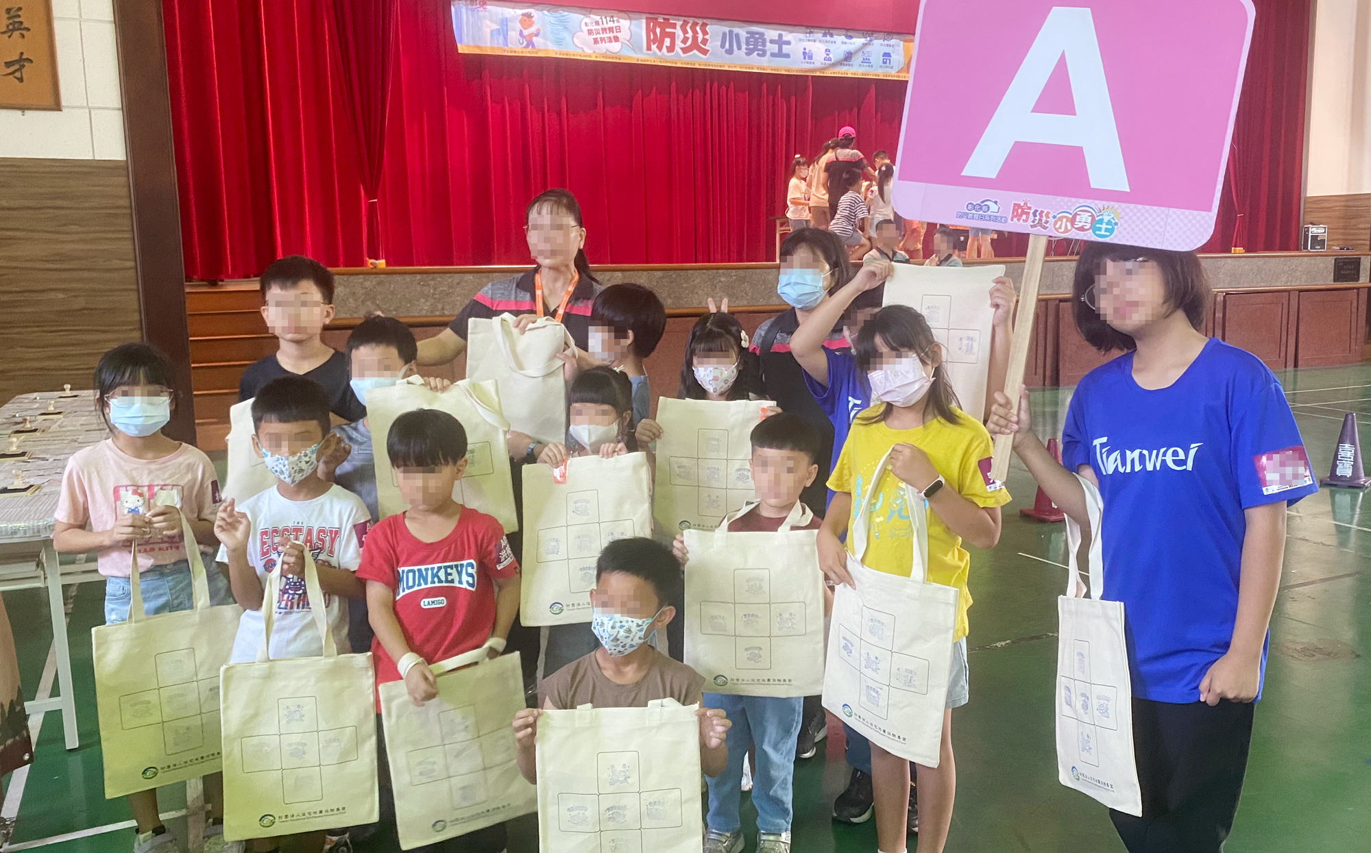 10/18本基金參與彰化縣政府114年防災教育日系列活動-防災小勇士，透由緊急避難包手作活動，提醒準備緊急避難包，並定期檢視避難包裡的物品是否損壞、過期或缺漏。