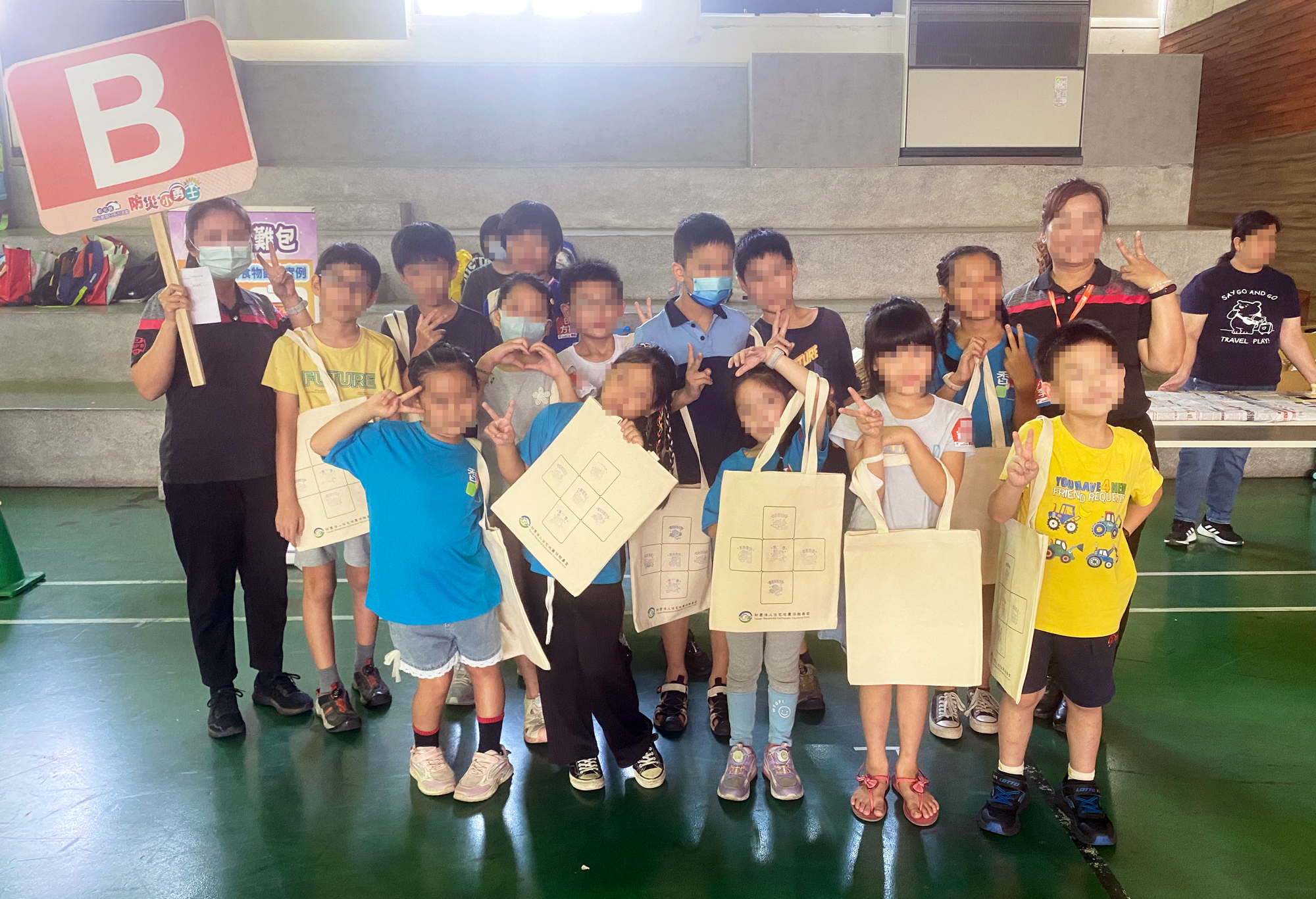 10/18本基金參與彰化縣政府114年防災教育日系列活動-防災小勇士，透由緊急避難包手作活動，讓小勇士們了解緊急避難包裡，可以放哪些東西。