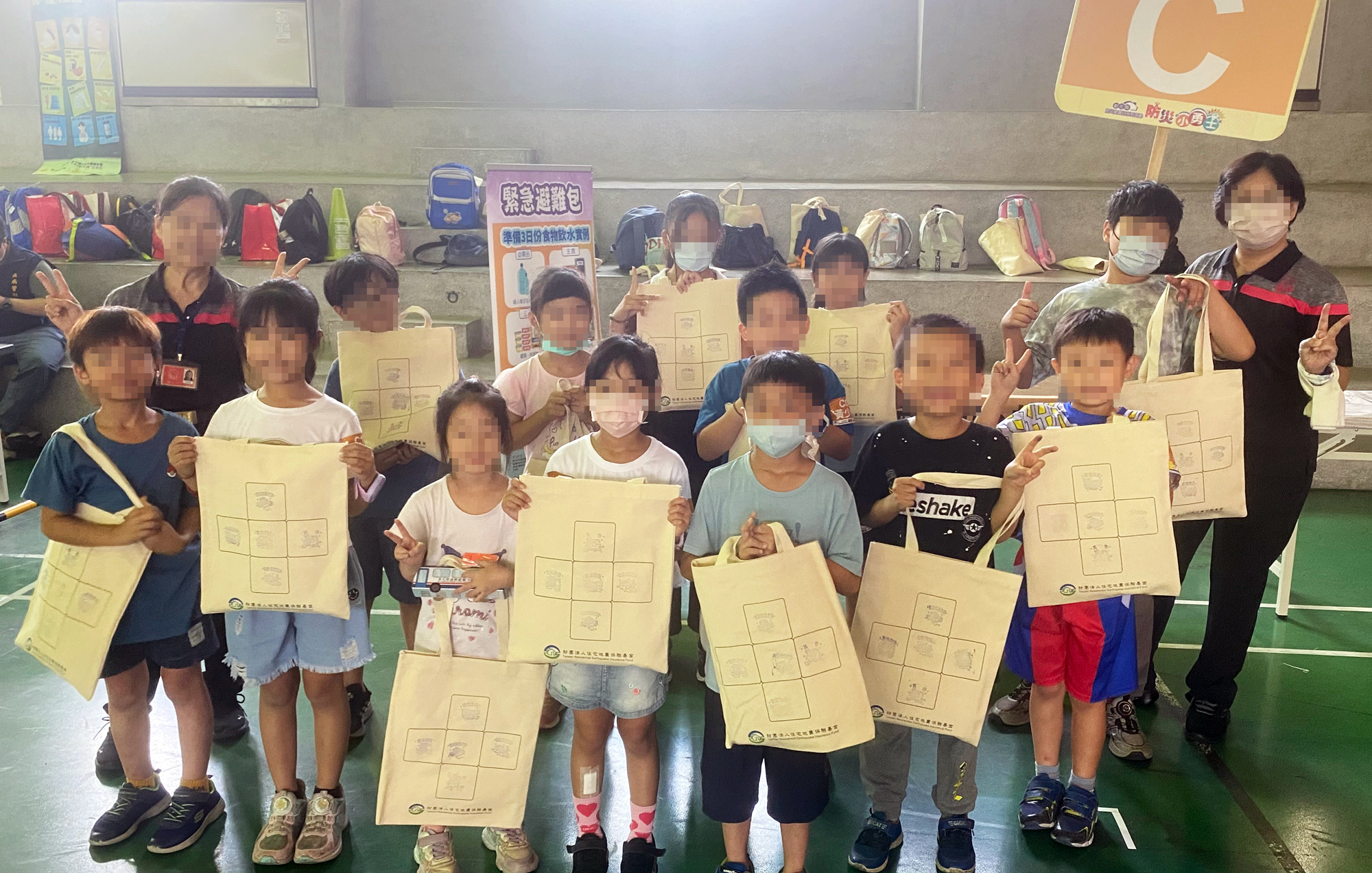10/18本基金參與彰化縣政府114年防災教育日系列活動-防災小勇士，透由緊急避難包的手作活動，讓小勇士們了解需定期檢視避難包裡的物品是否損壞、過期或缺漏。