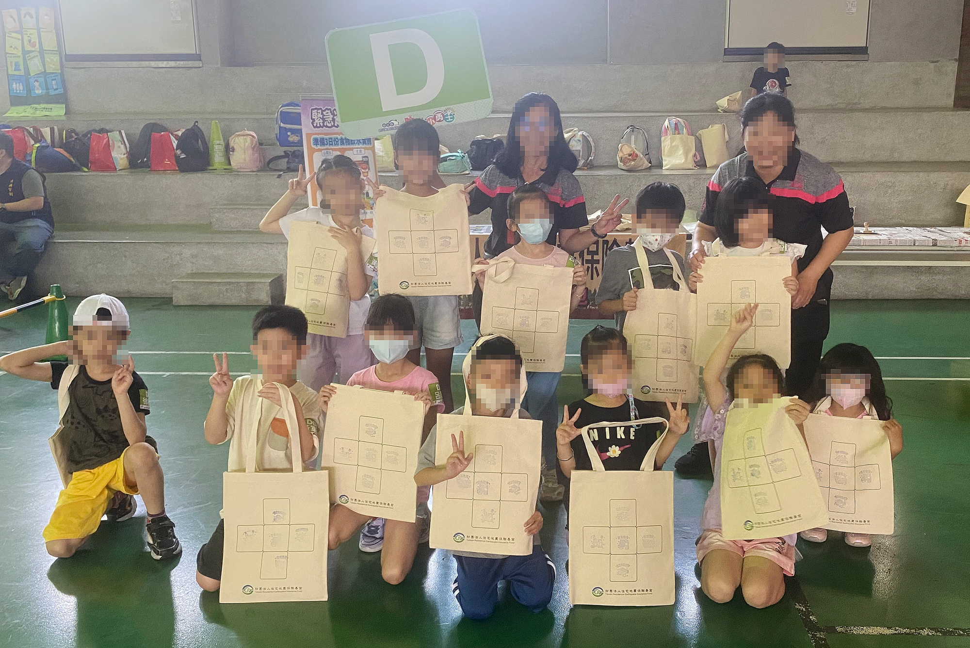 10/18本基金參與彰化縣政府114年防災教育日系列活動-防災小勇士，透由緊急避難包手作活動，讓小勇士們了解需每半年檢查一次緊急避難包裡的物品是否損壞、過期或缺漏。