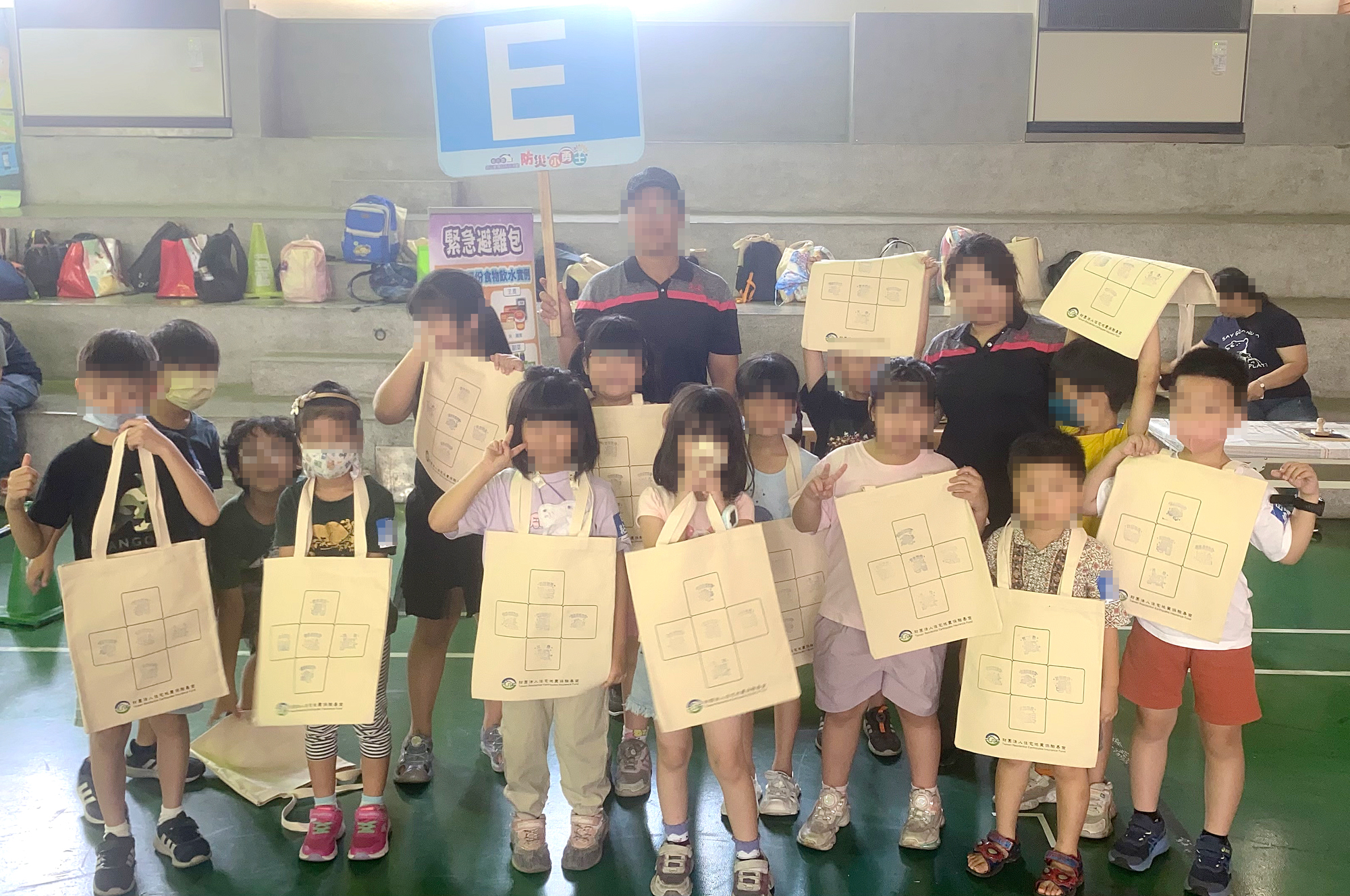 10/18本基金參與彰化縣政府114年防災教育日系列活動-防災小勇士，透過緊急避難包手作活動，讓小勇士們了解準備緊急避難包的重要性。