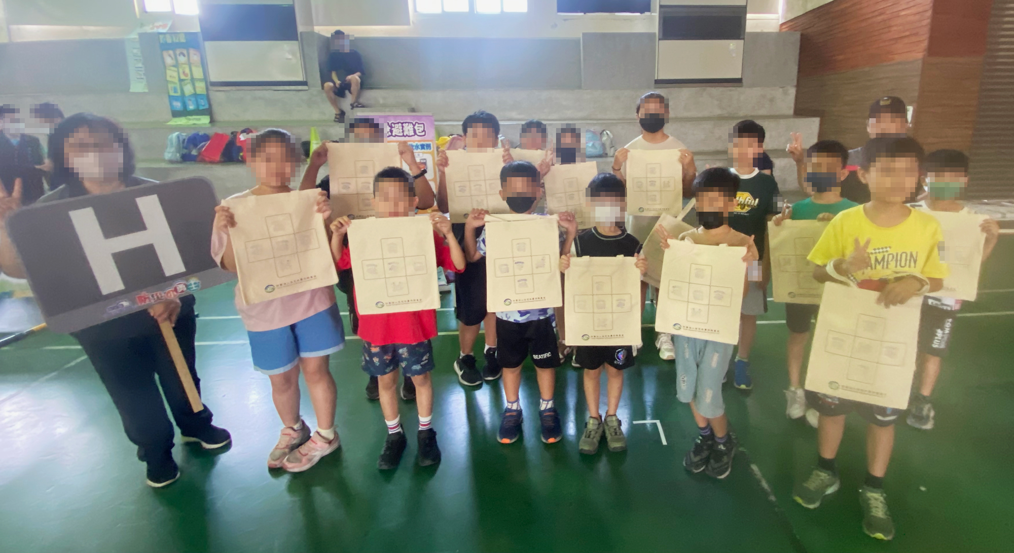 10/18本基金參與彰化縣政府114年防災教育日系列活動-防災小勇士，透過緊急避難包手作活動，提醒小勇士們定期檢視避難包裡的物品是否損壞、過期或缺漏。