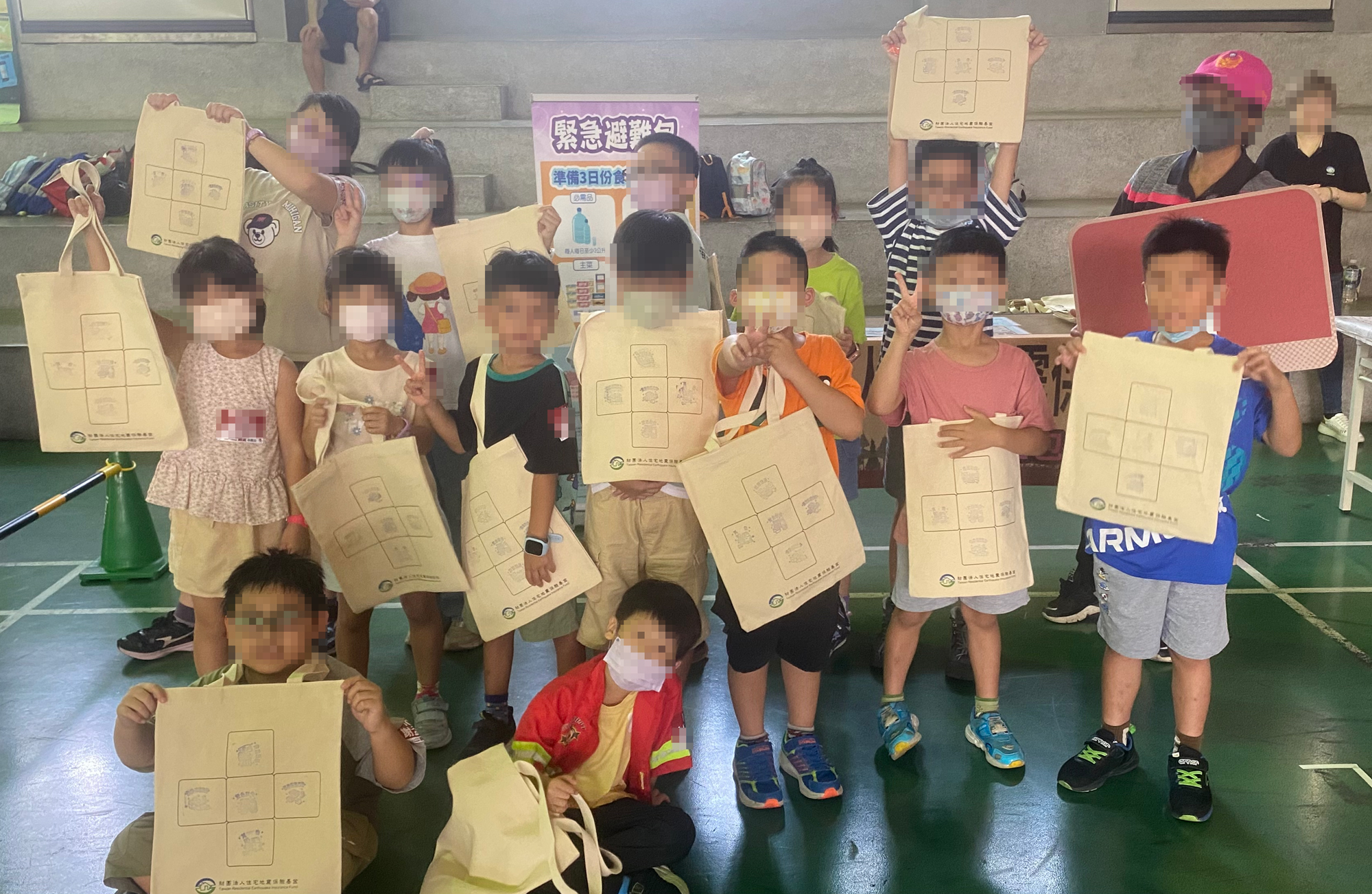 10/18本基金參與彰化縣政府114年防災教育日系列活動-防災小勇士，透過緊急避難包手作活動，提升小勇士們的防災意識，更期待將學習到的緊急避難包的防災準備知識，分享給家人。