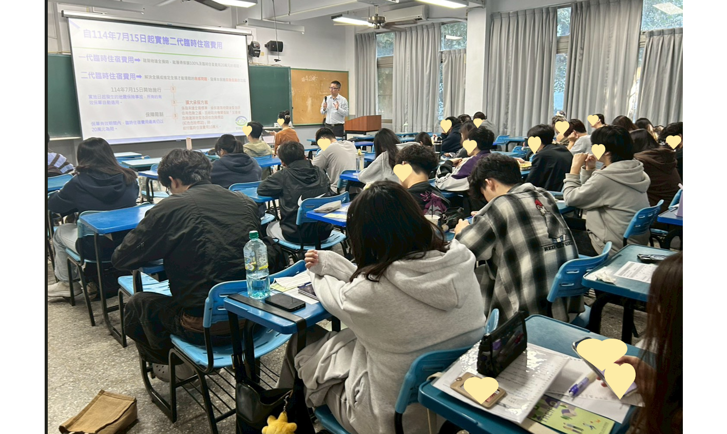 12/1本基金到逢甲大學，向風險管理與保險系的學生進行災防型保險介紹之支援教育，期待學生們重視風險管理，並願意加入保險的行列。