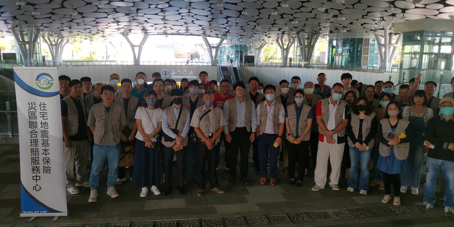 合格評估人員攜帶評定裝備執行無預警調度之實地報到測試合影