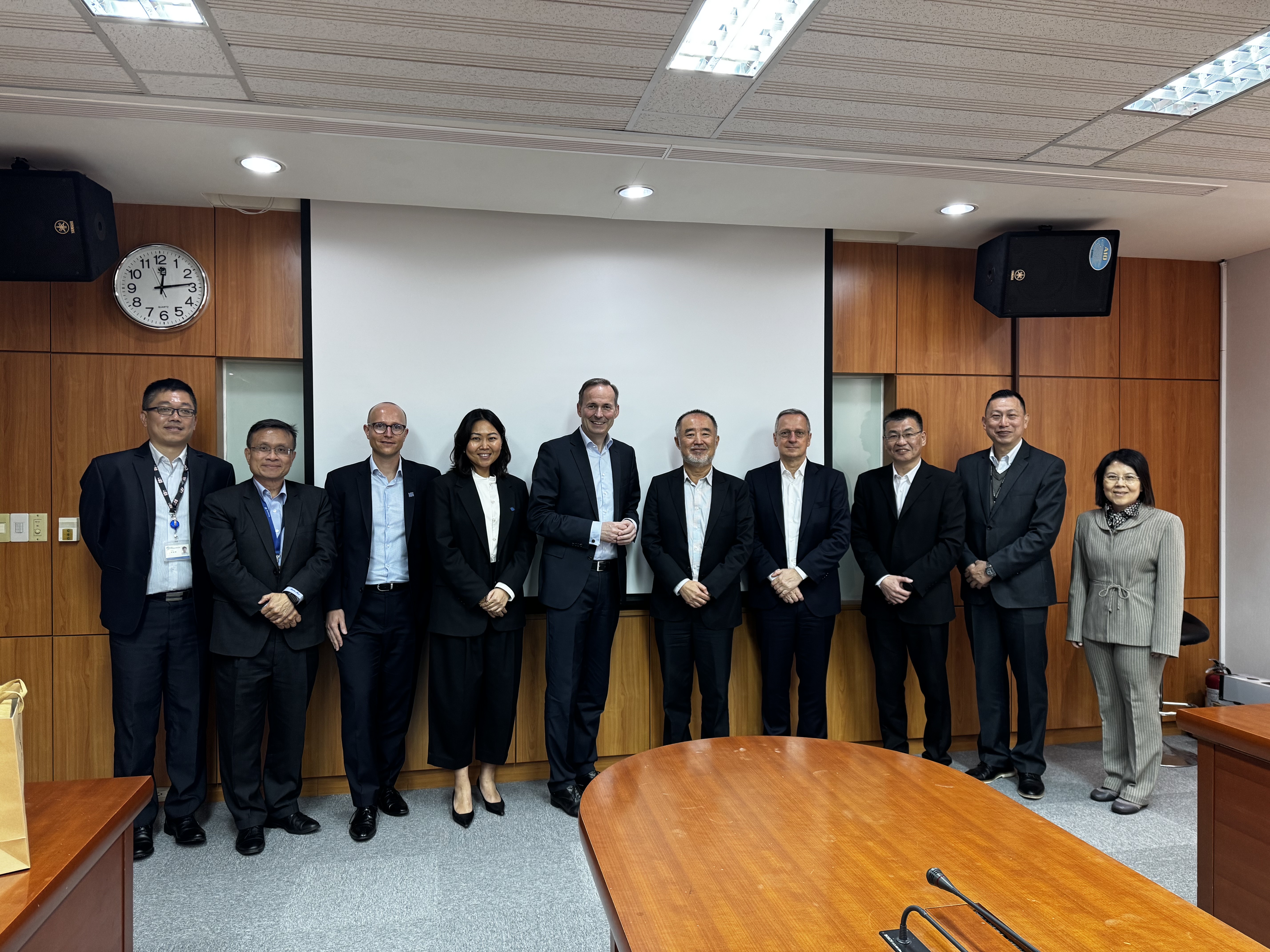 Dr. Achim Kassow (the fifth one from the left), Mr. Roland Eckl(the fourth one from the right), Ms. Serene Chan(the fourth one from the left), Mr. Markus Eisenkolb (the third one from the left), Mr. Kevin Kuo (the second one from the left).